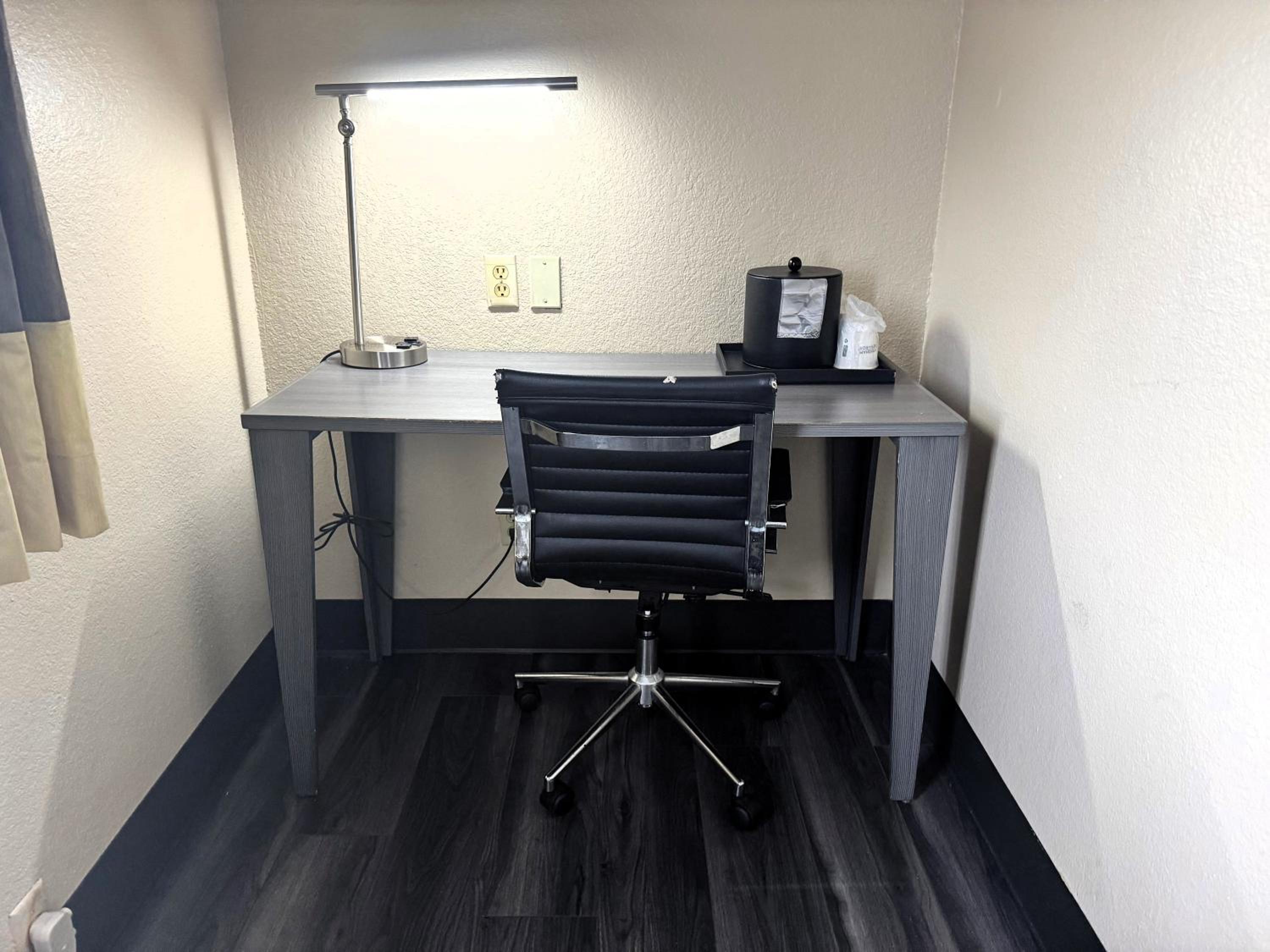 King Room - Pet Friendly/Non-Smoking - Photo 8