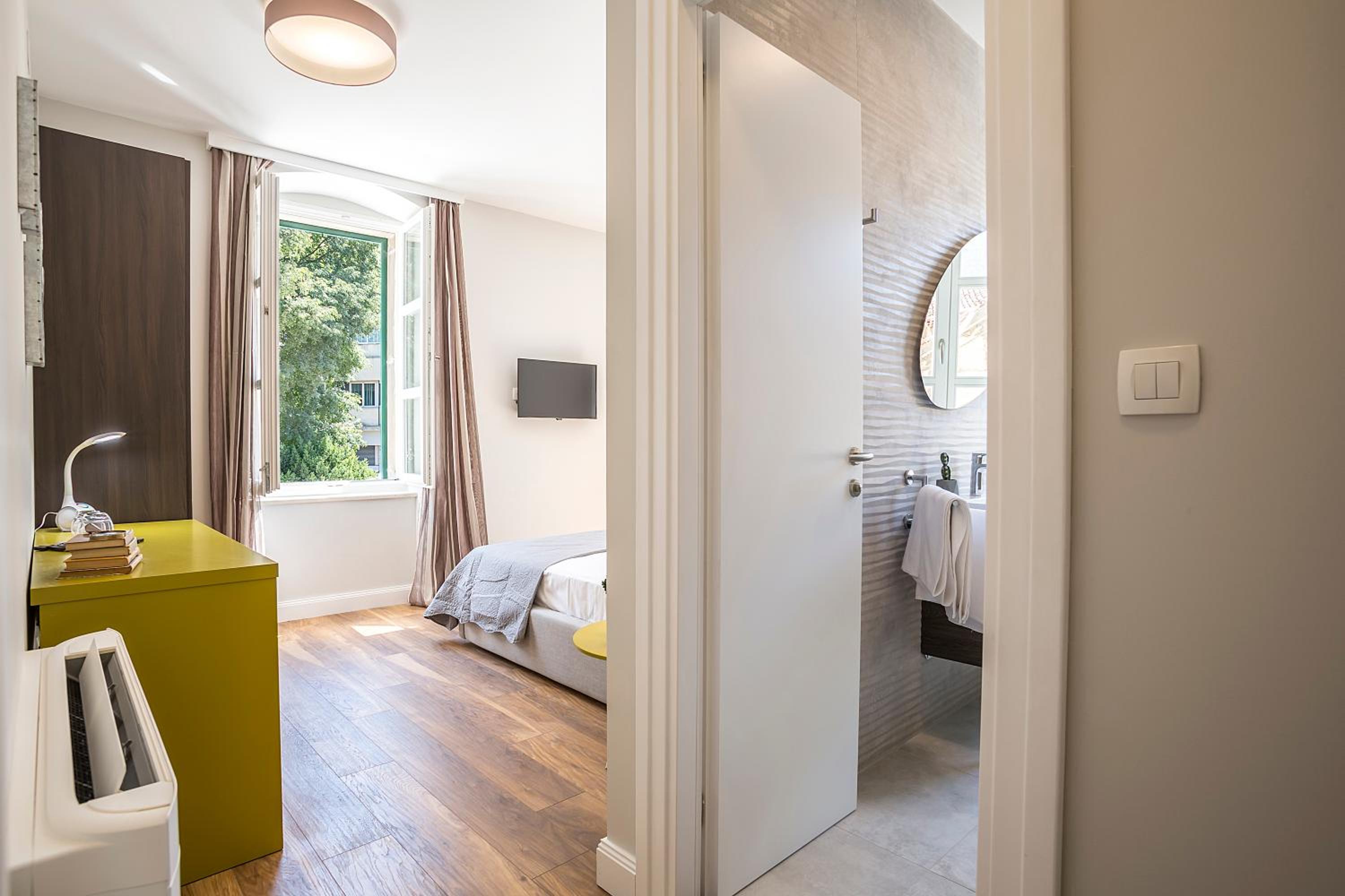 Deluxe Double Room with Balcony - Photo 12