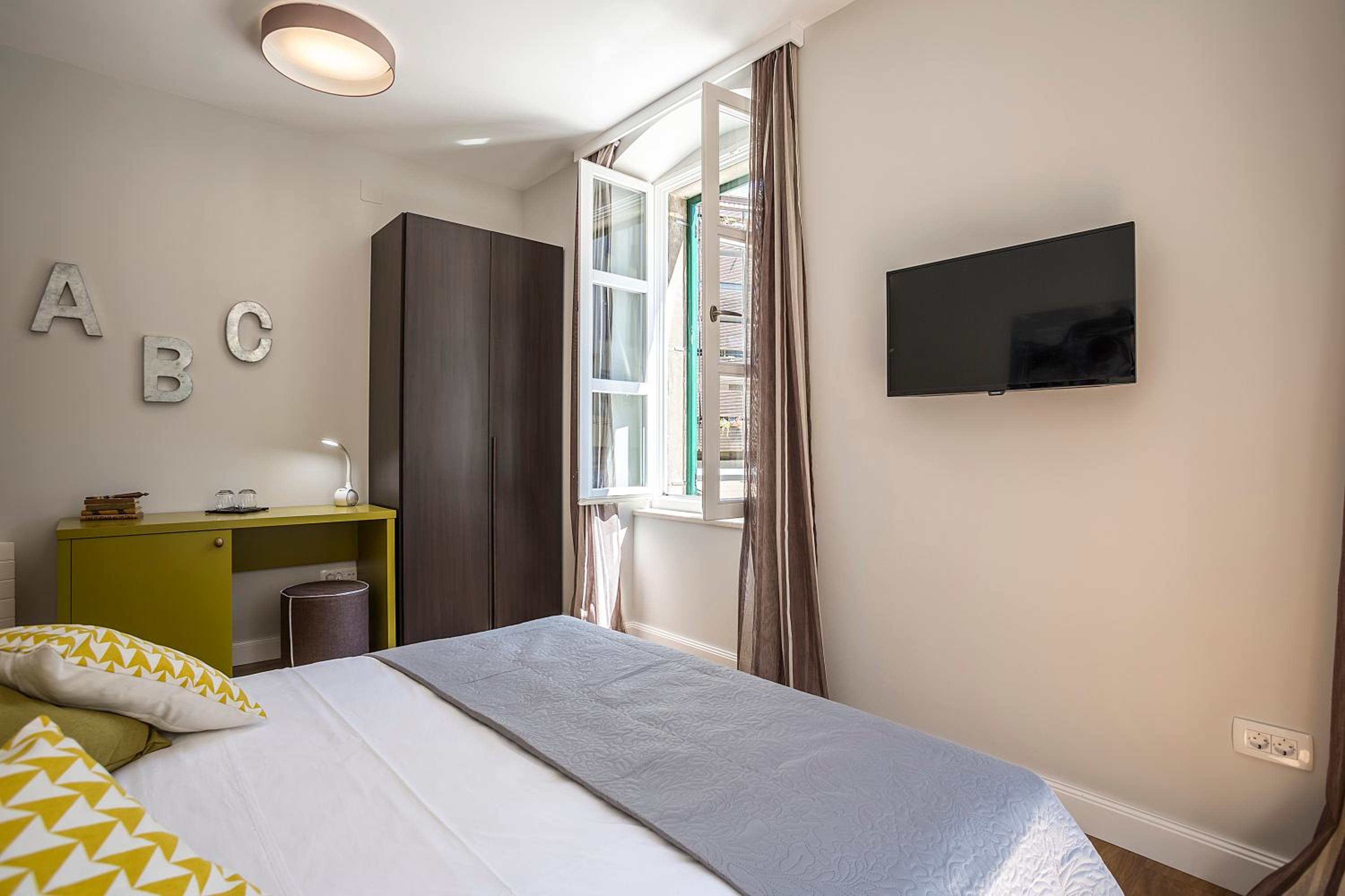 Deluxe Double Room with Balcony - Photo 10