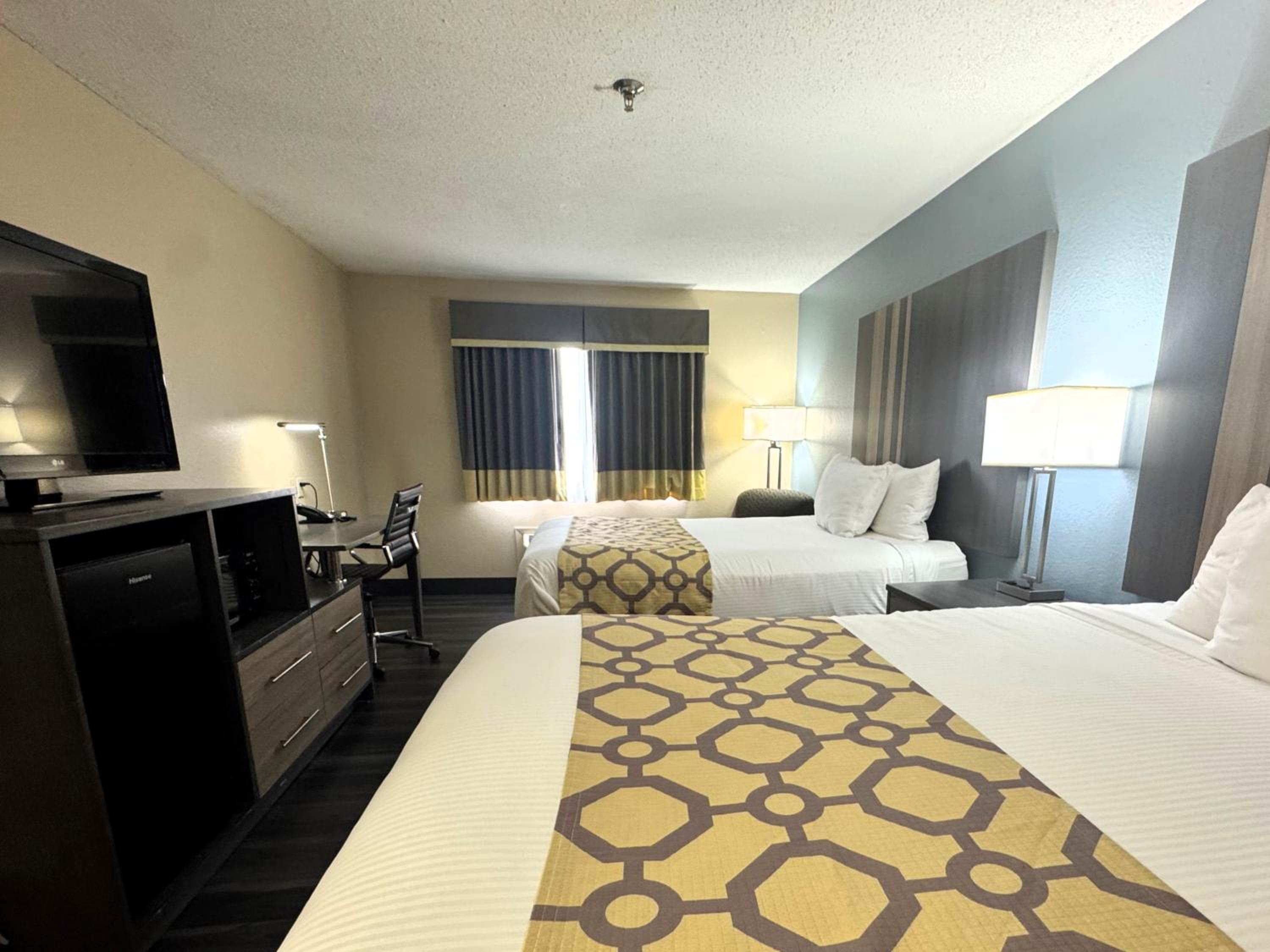 Queen Room with Two Queen Beds - Pet Friendly/Non-Smoking - Photo 2