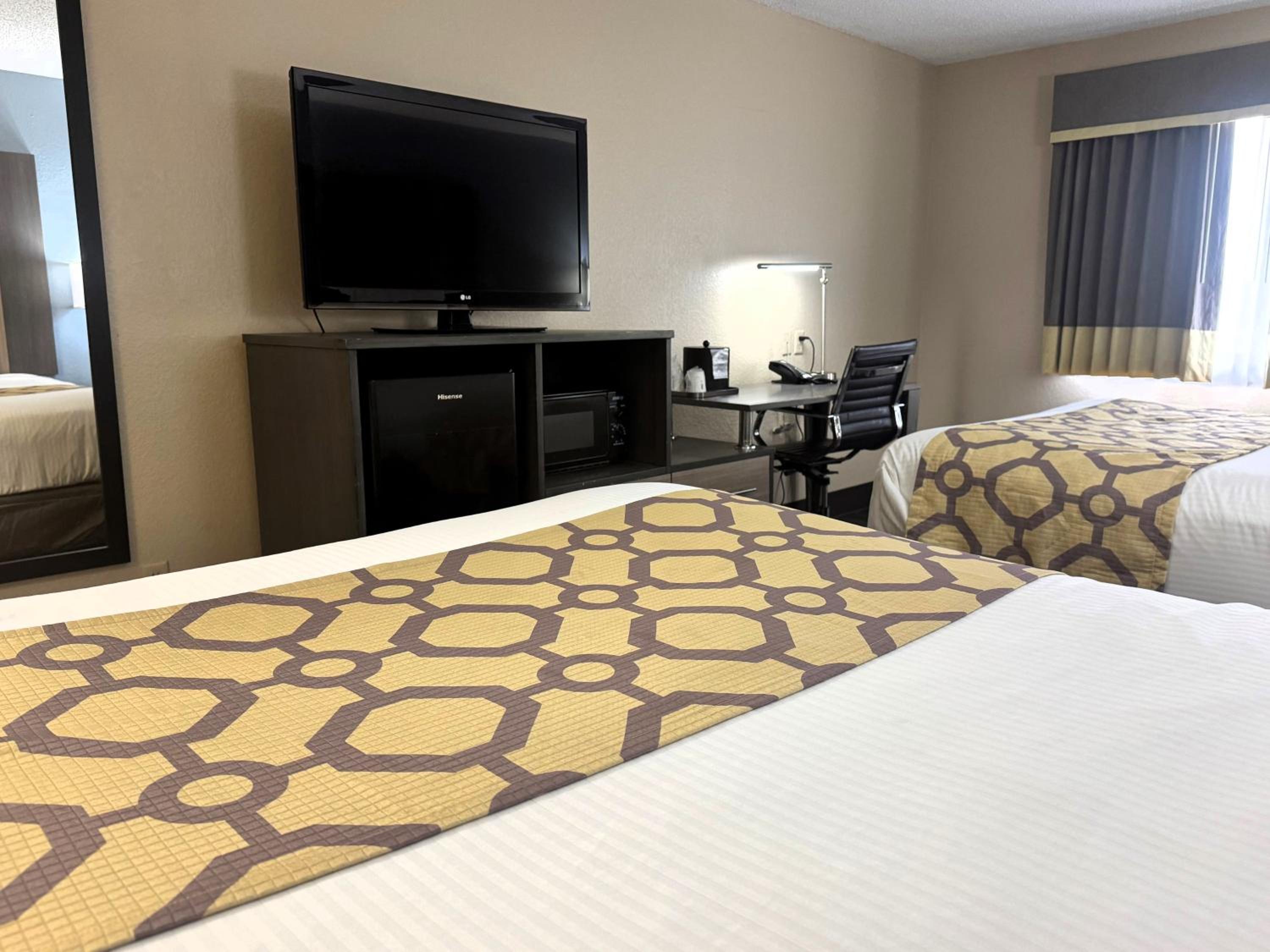 Queen Room with Two Queen Beds - Pet Friendly/Non-Smoking - Photo 5