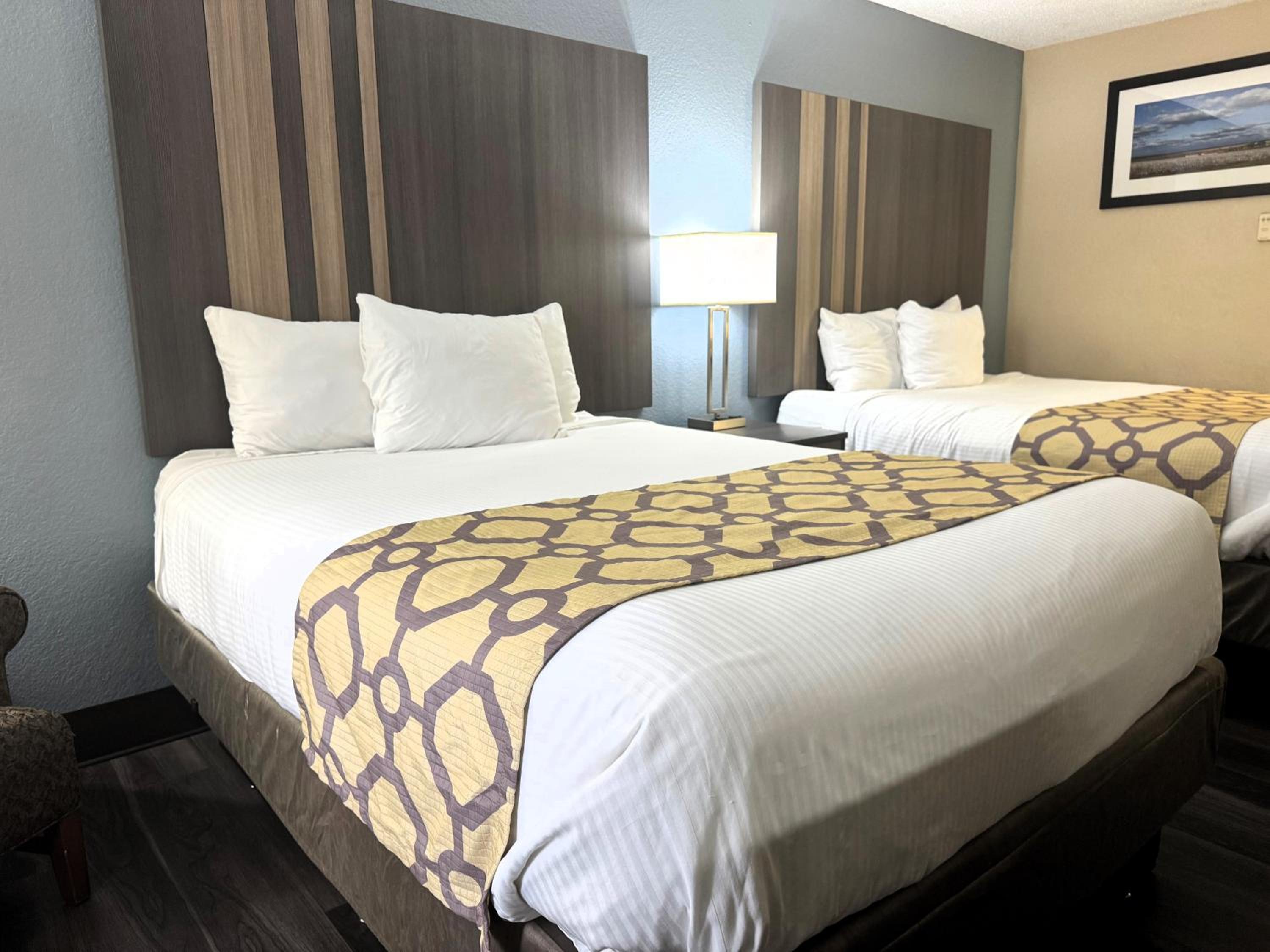 Queen Room with Two Queen Beds - Pet Friendly/Non-Smoking - Photo 6