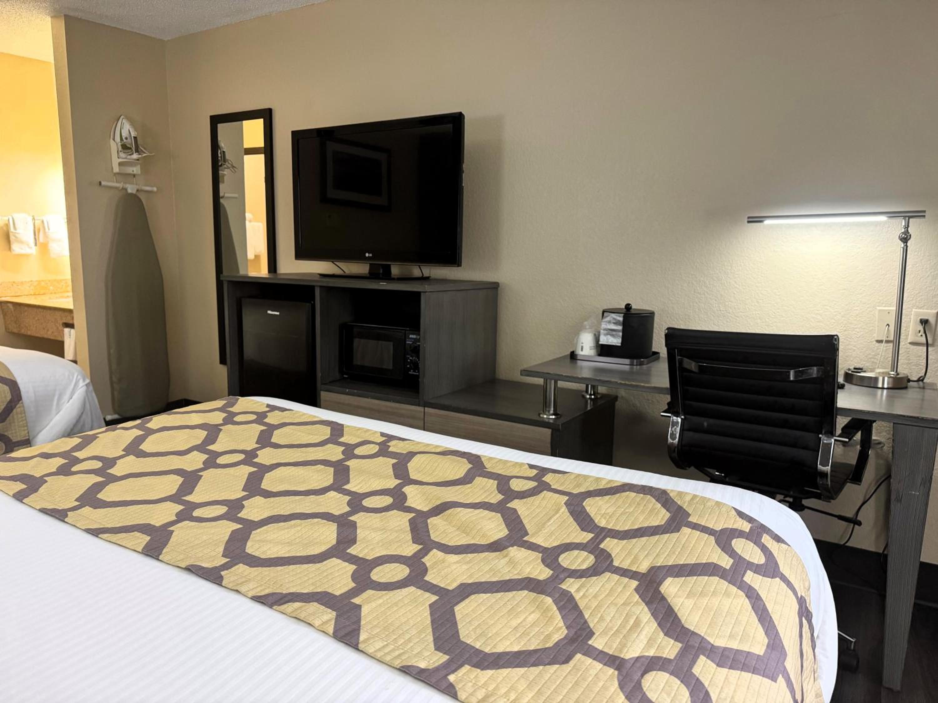 Queen Room with Two Queen Beds - Pet Friendly/Non-Smoking - Photo 4