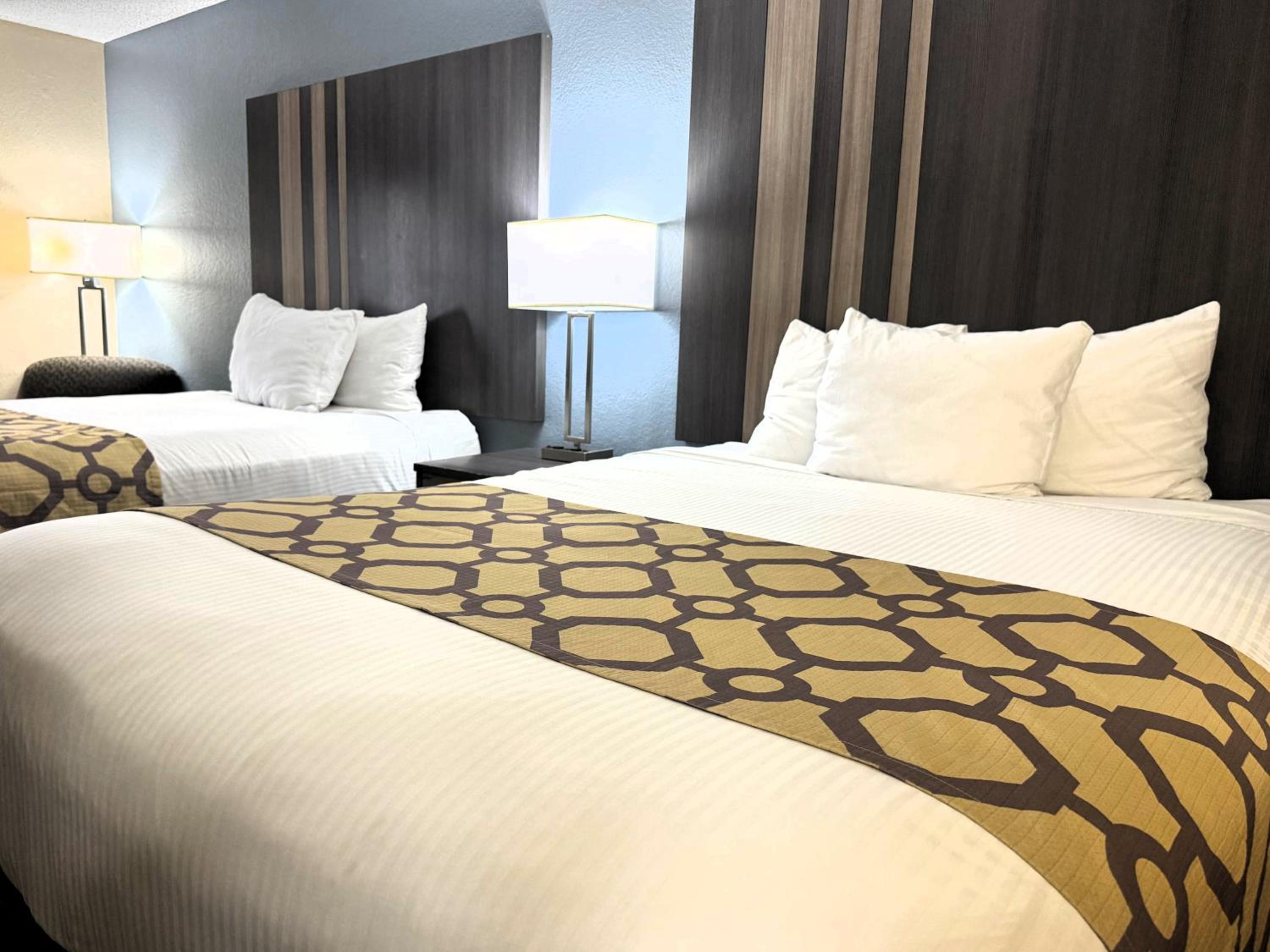 Queen Room with Two Queen Beds - Pet Friendly/Non-Smoking - Photo 7