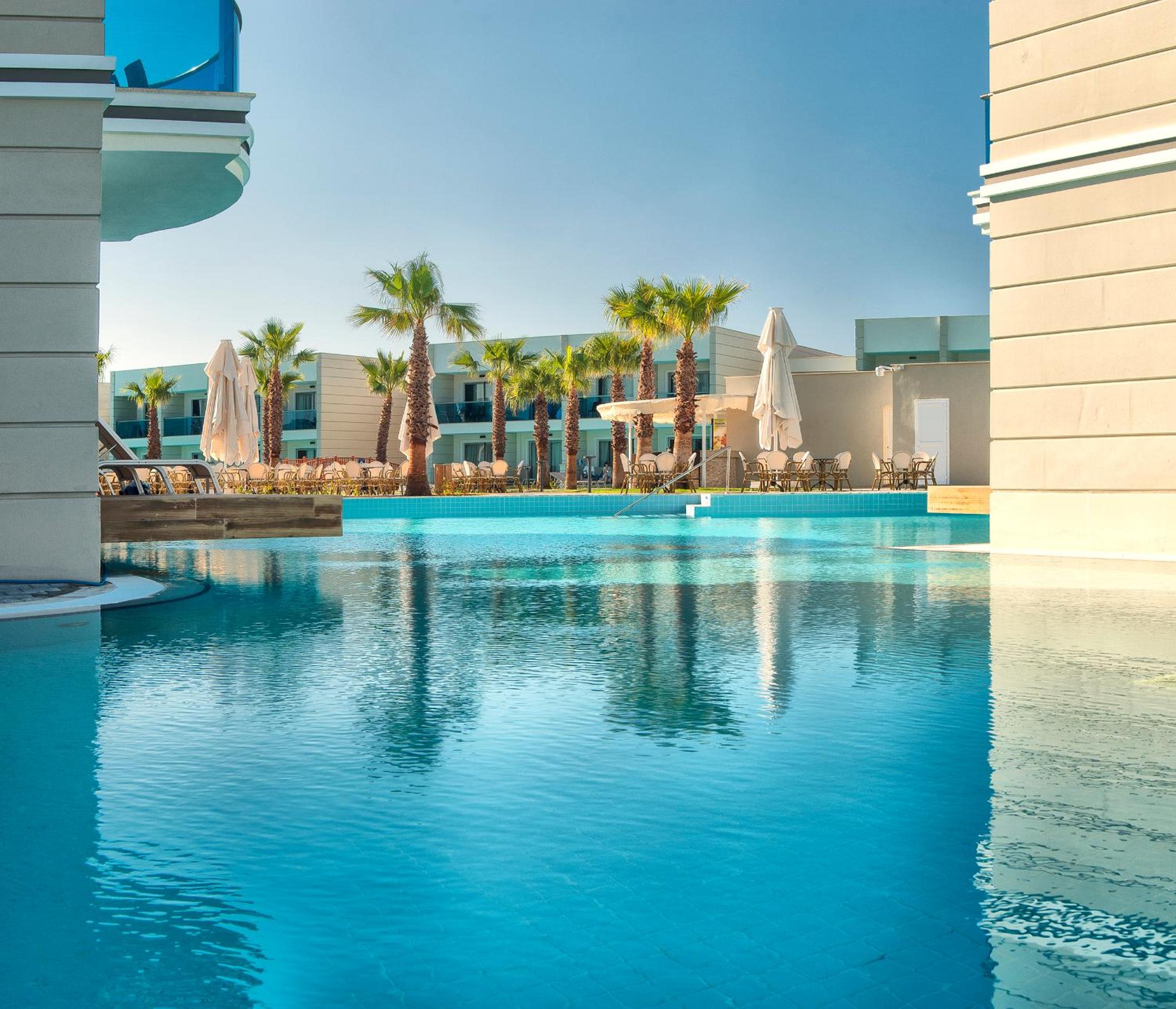 Lake Room Pool View photo 2