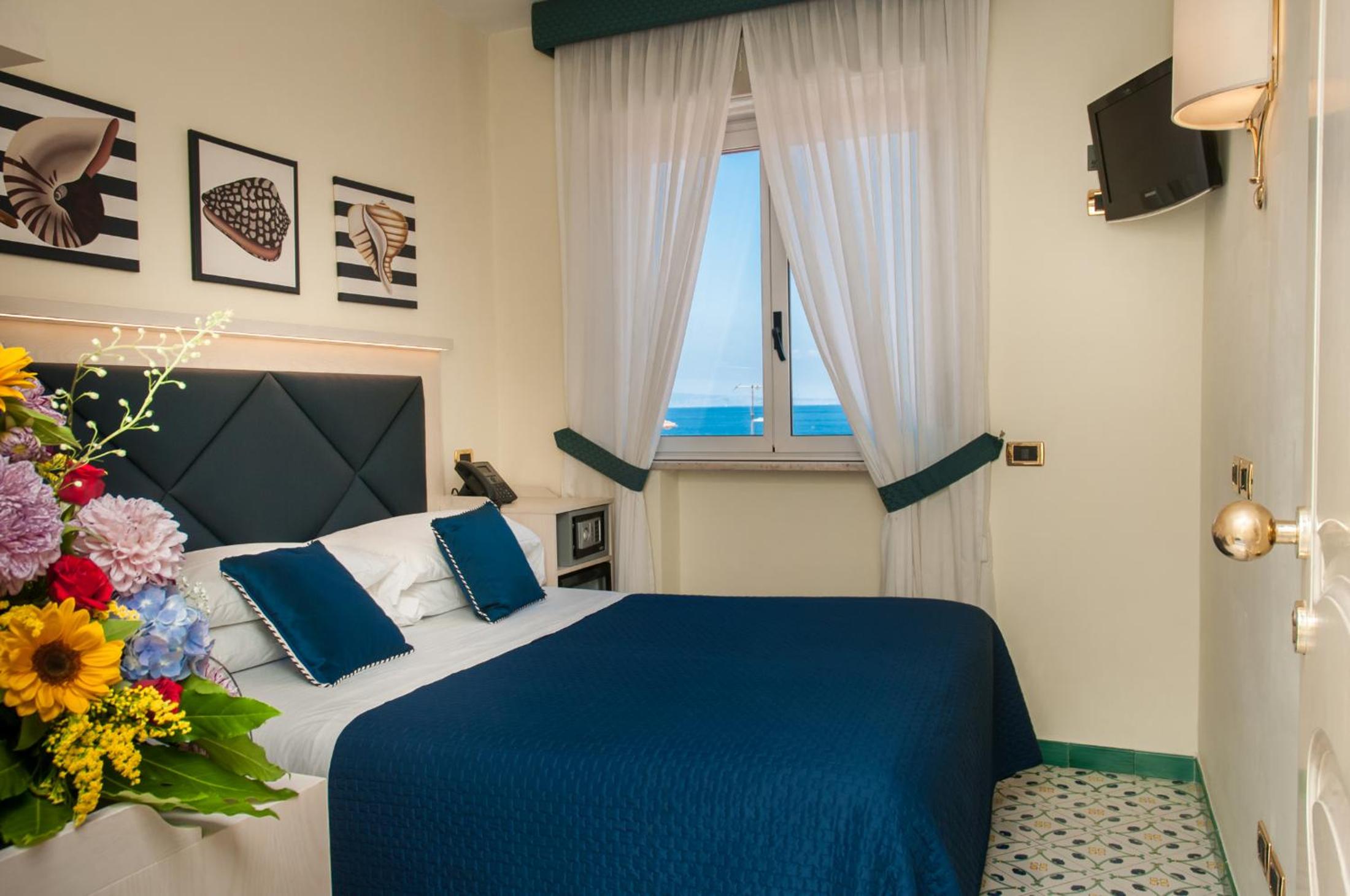 Superior Double Room with Sea View - Photo 3