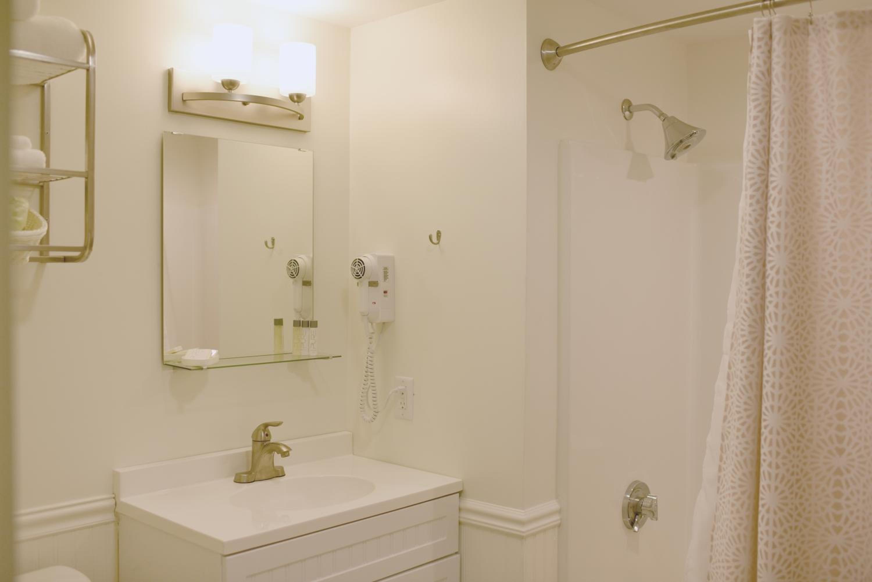 Standard Queen Room photo 3