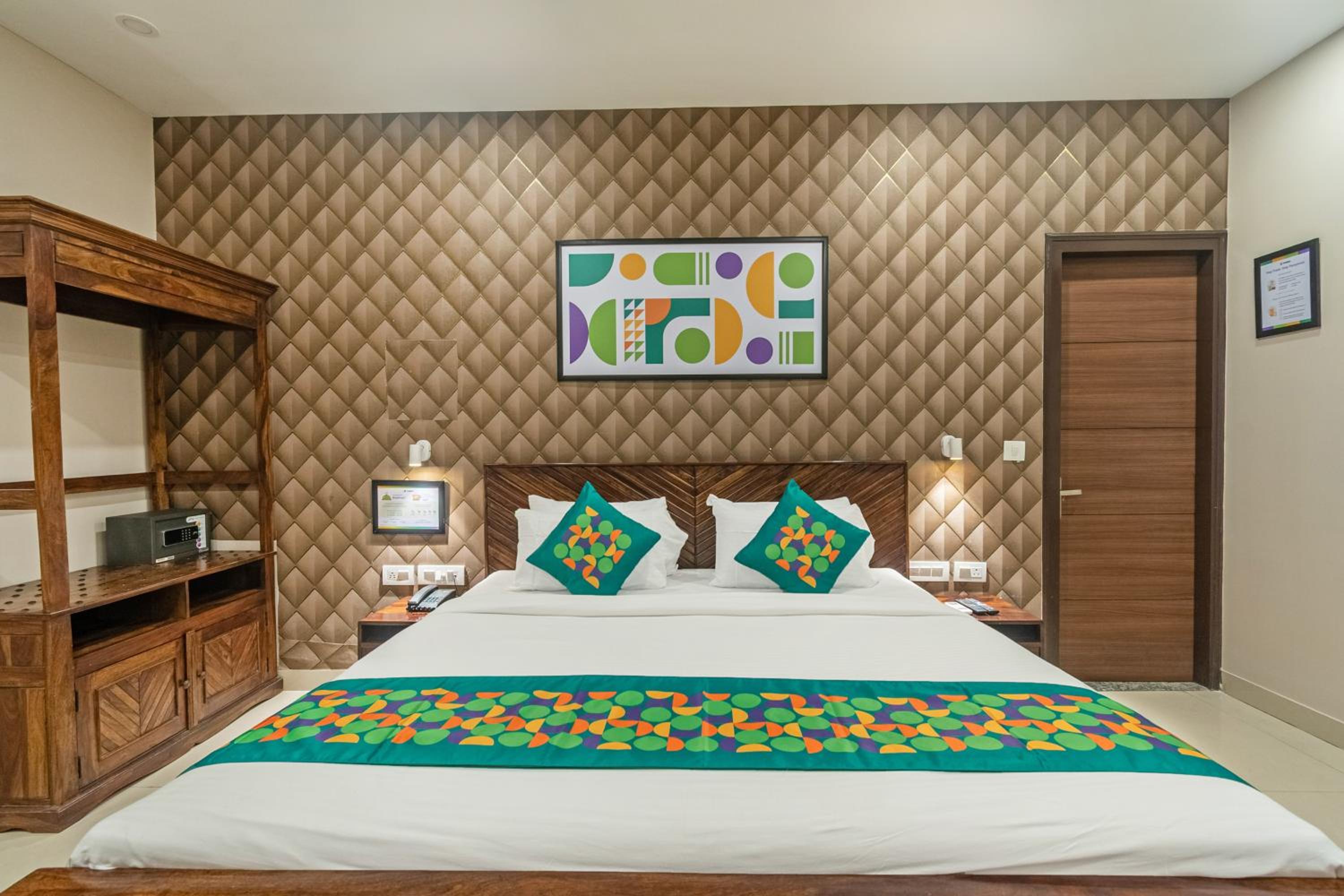 Deluxe Room - Photo 5