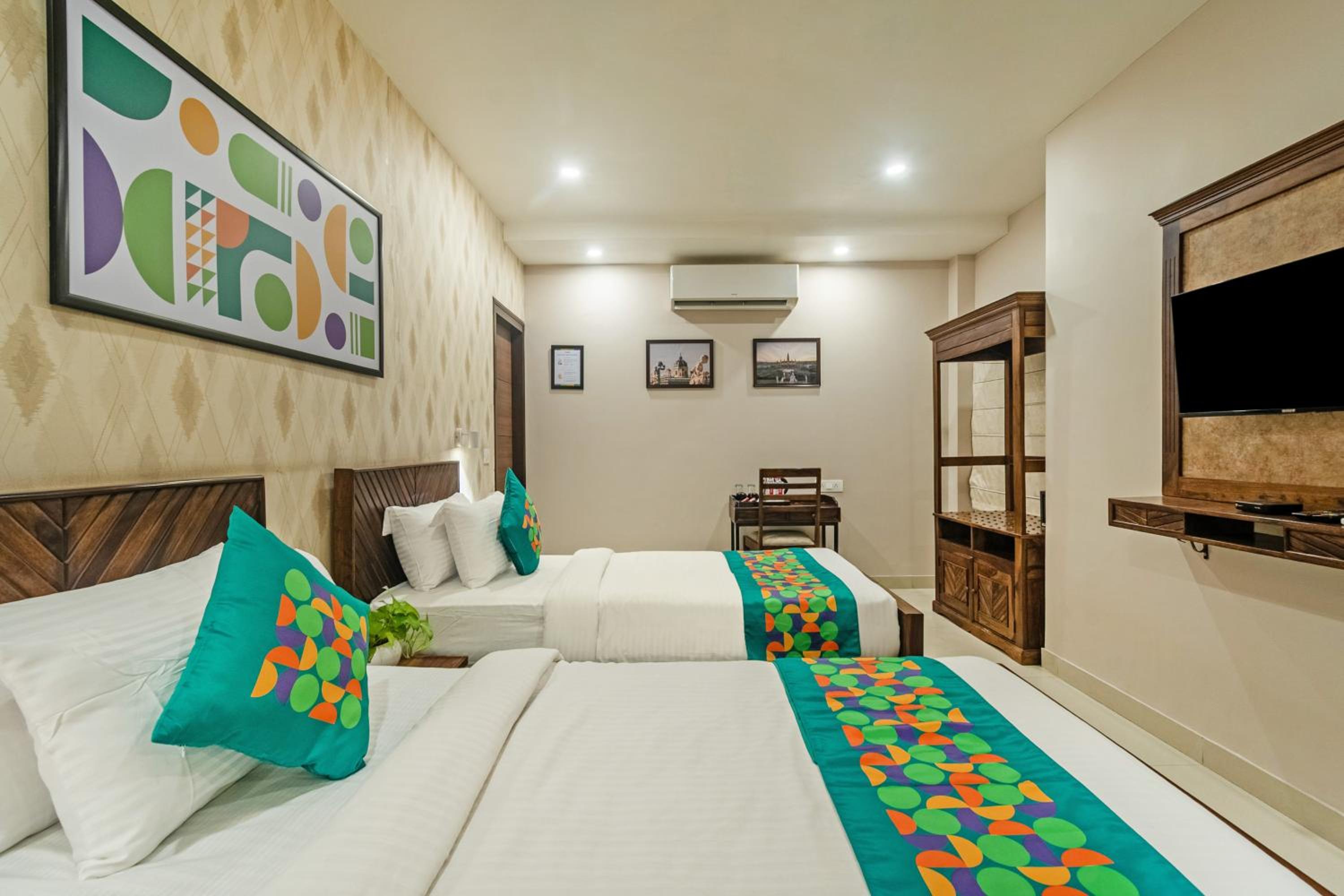 Deluxe Room - Photo 9