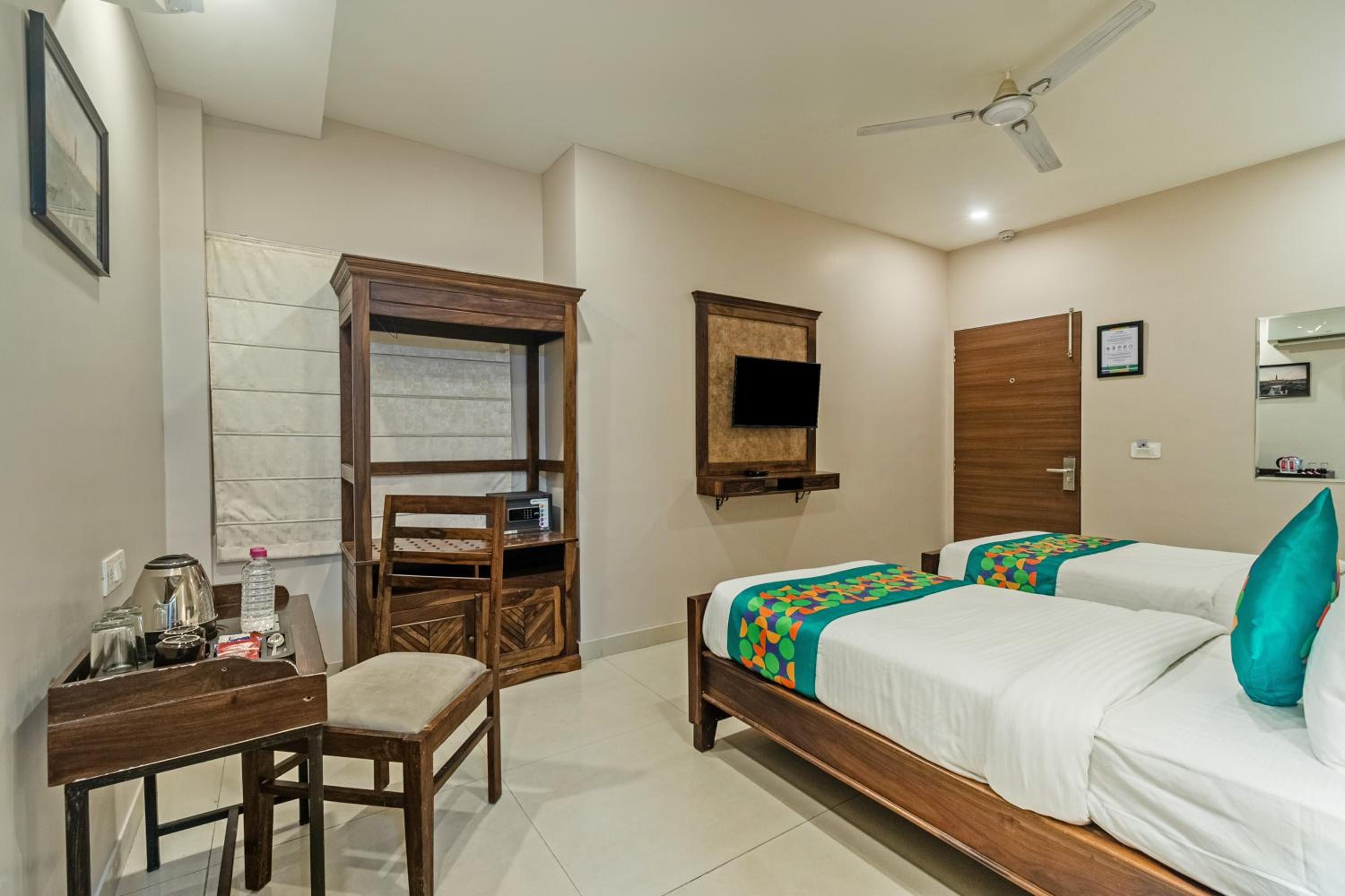 Deluxe Room - Photo 11