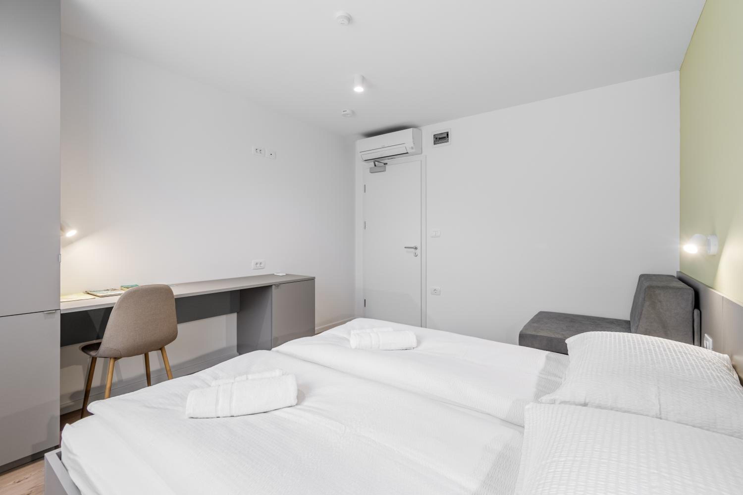Economy Triple Room with Shared Bathroom photo 2