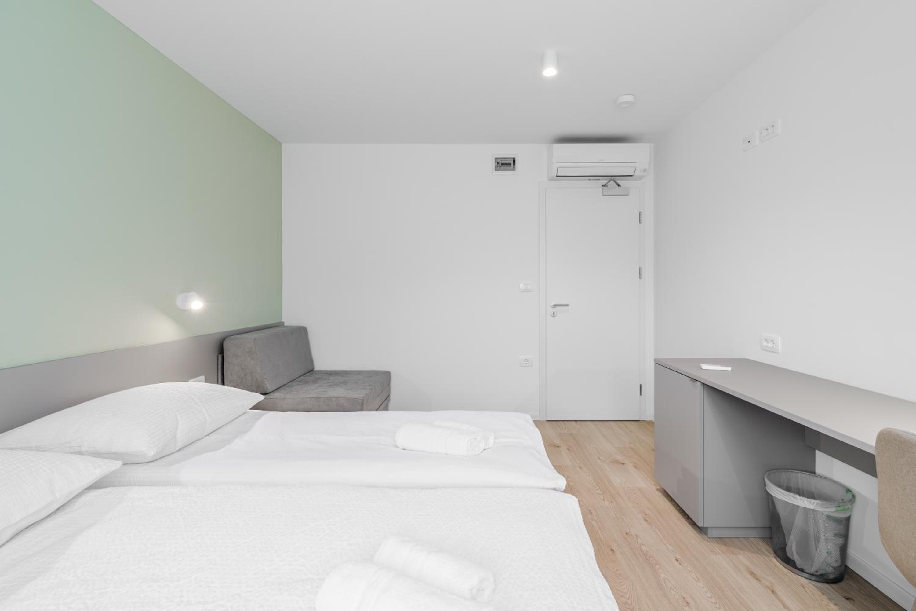 Economy Triple Room with Shared Bathroom photo 2