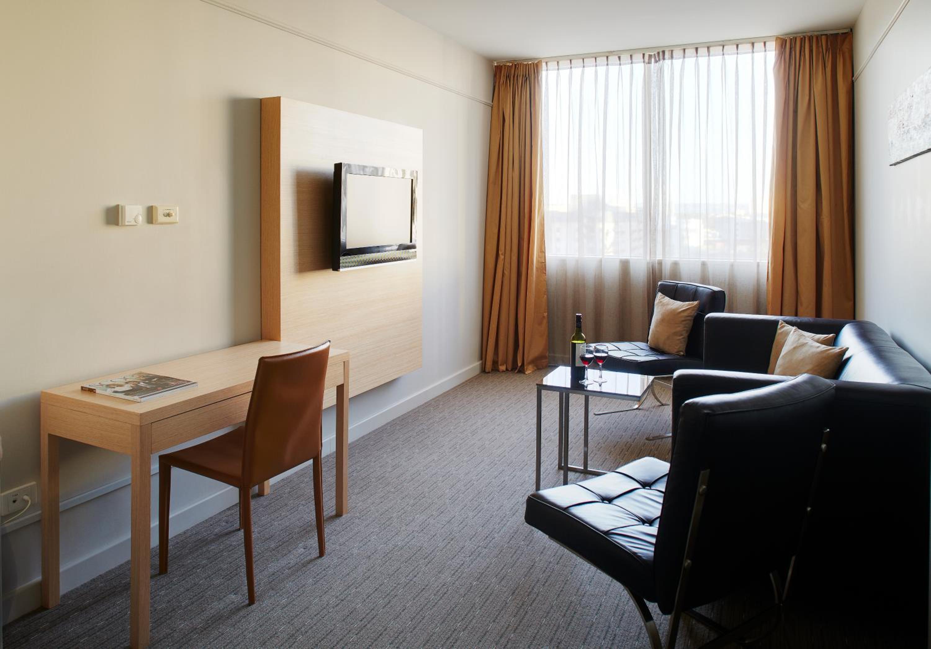 Executive Suite - Photo 4