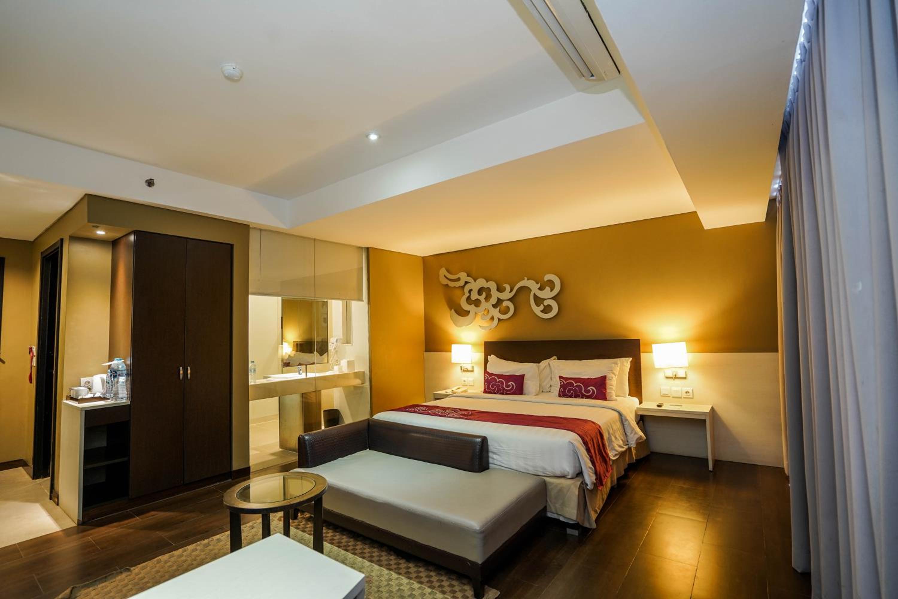 Junior Suite (2 Adults + 1 Child) - Photo 1