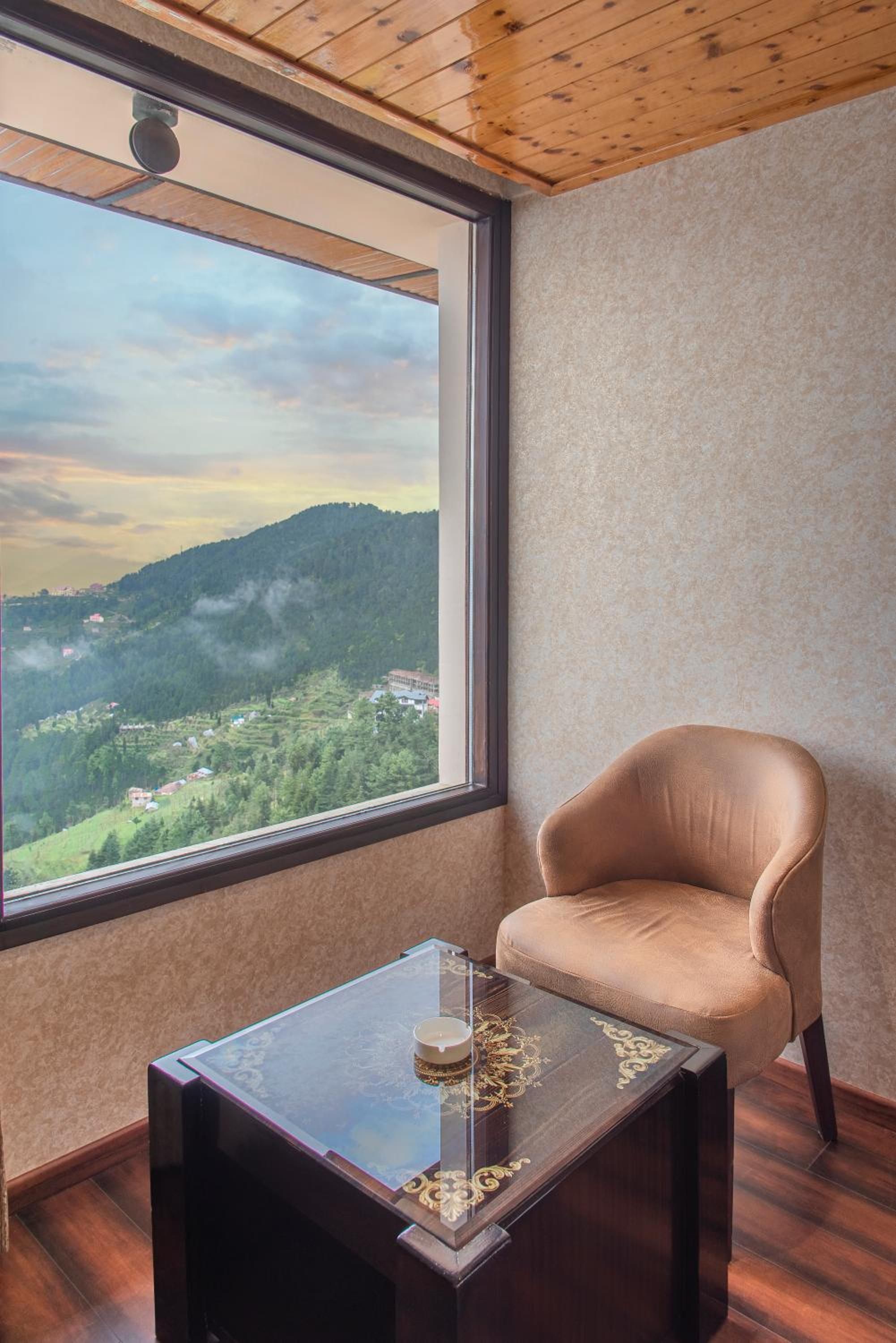 Family Room with Mountain View photo 3