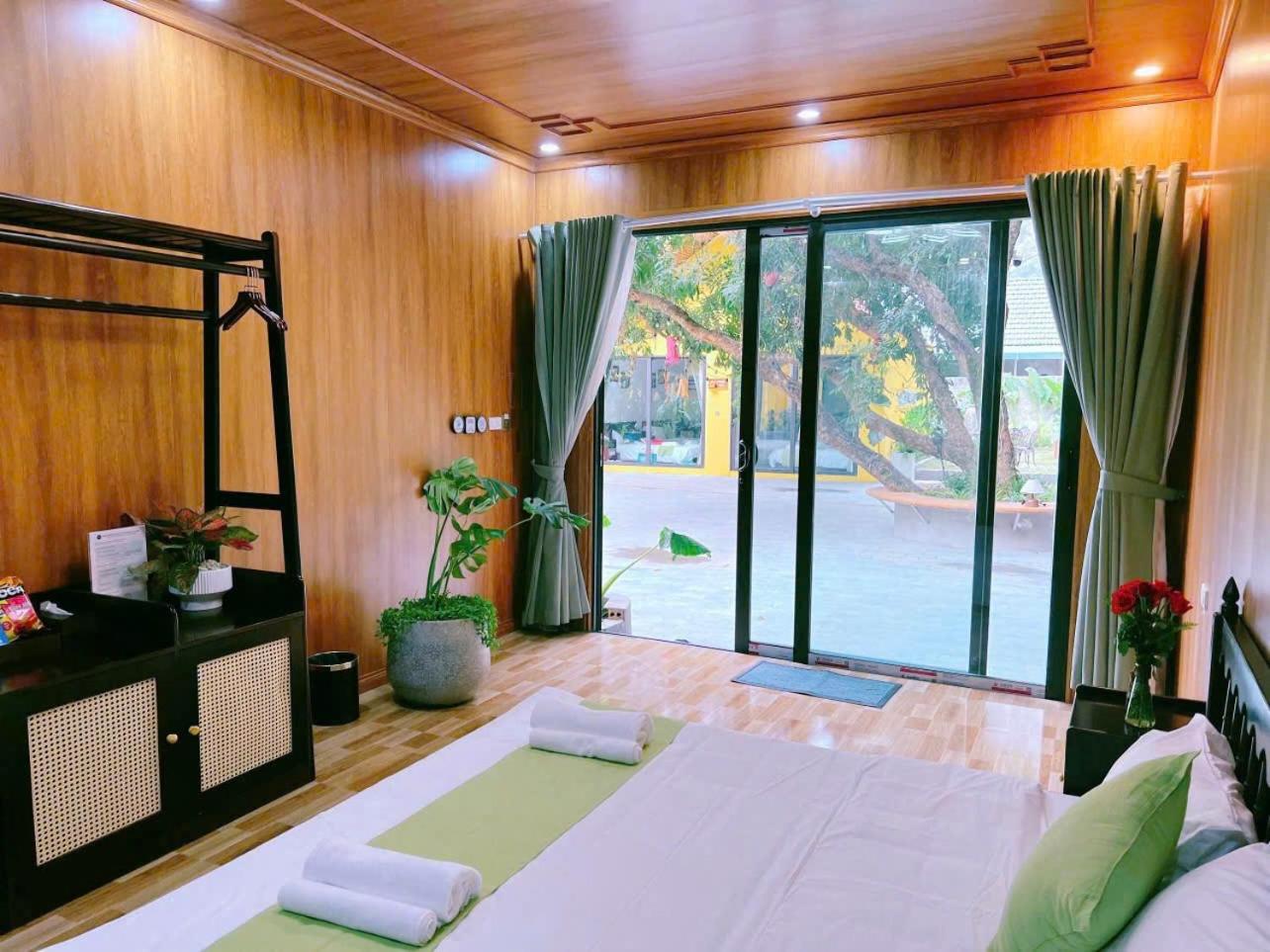 Queen Room photo 2