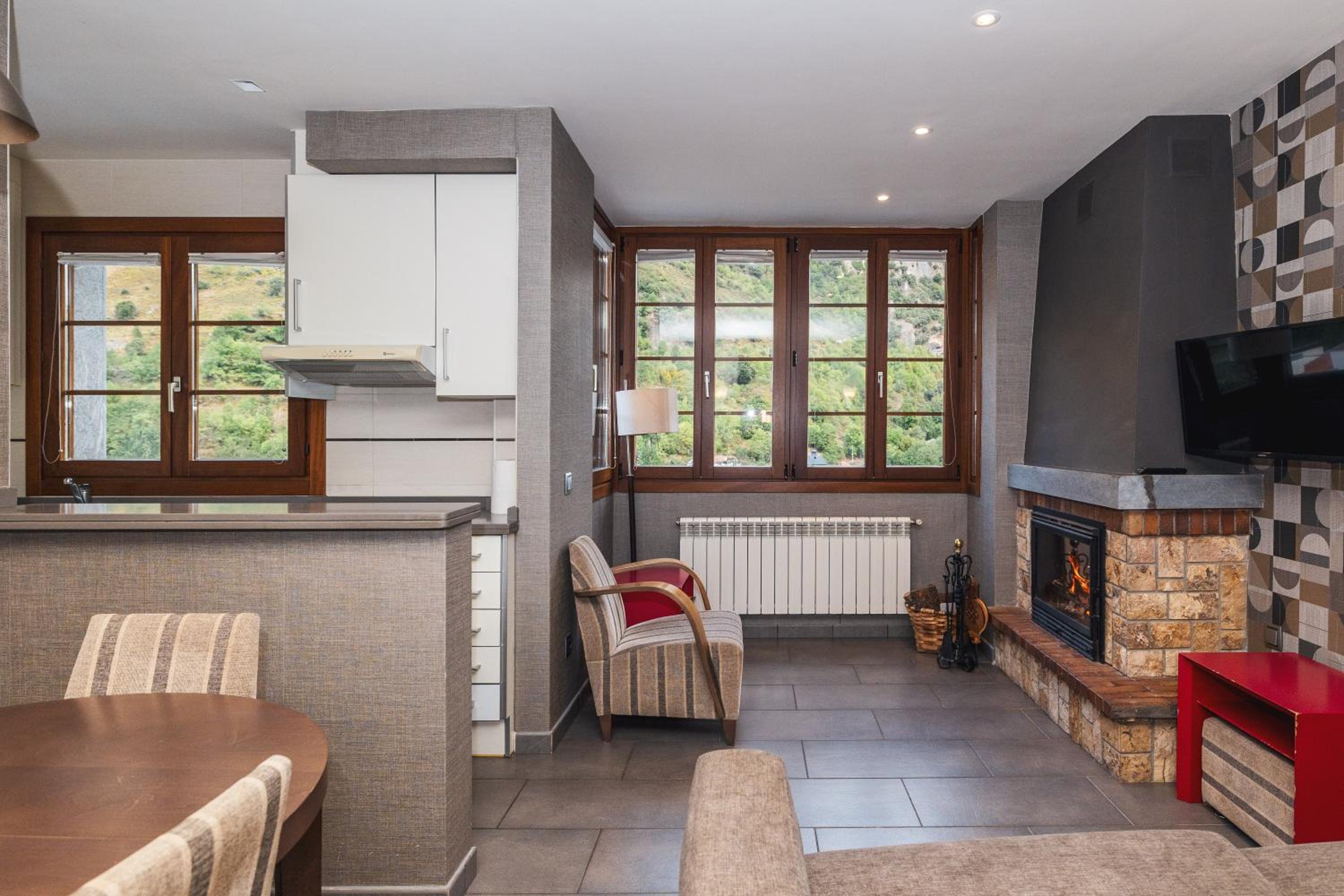Two-Bedroom Apartment with Mountain View photo 2