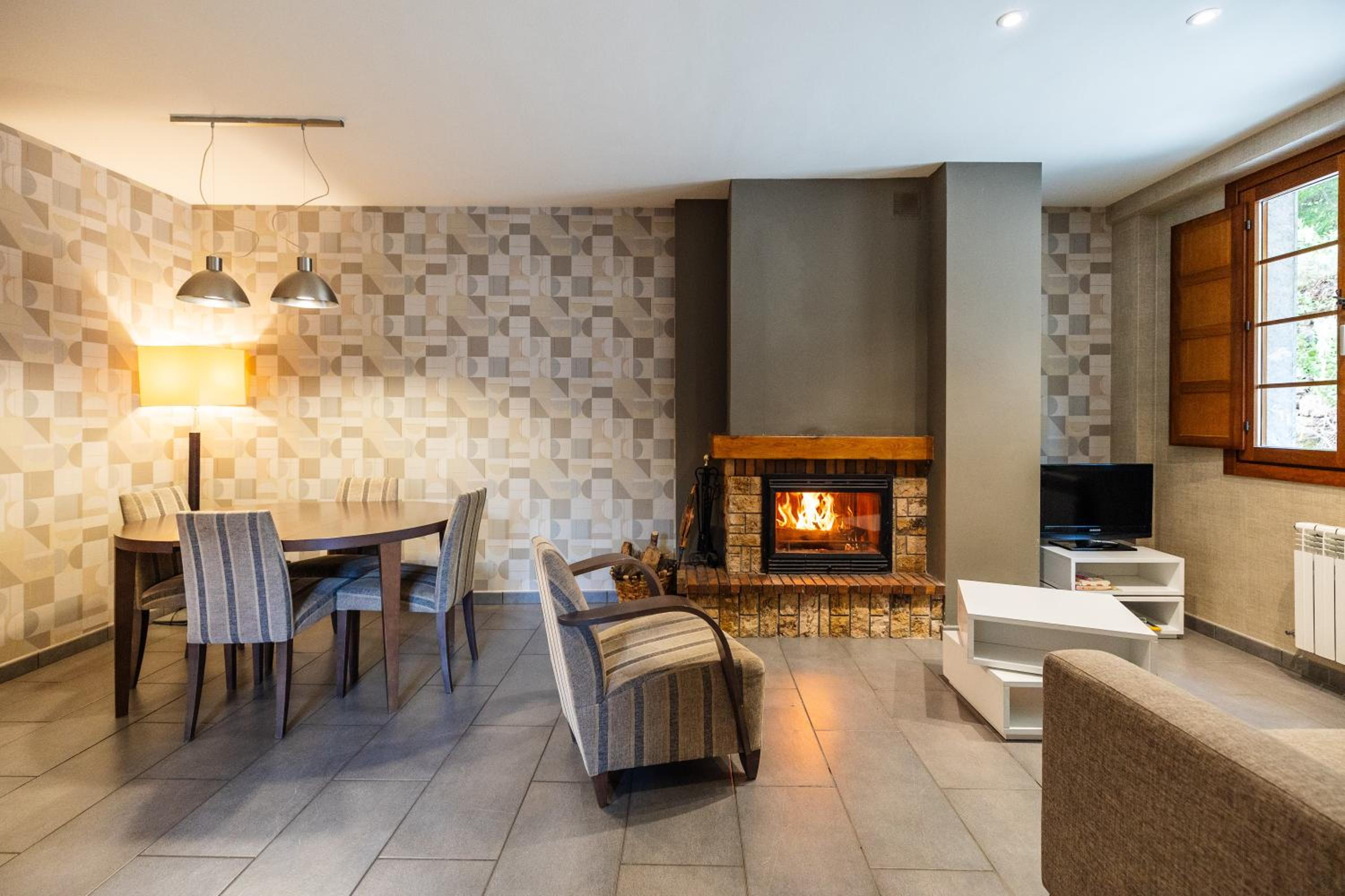 Two-Bedroom Apartment with Mountain View photo 2