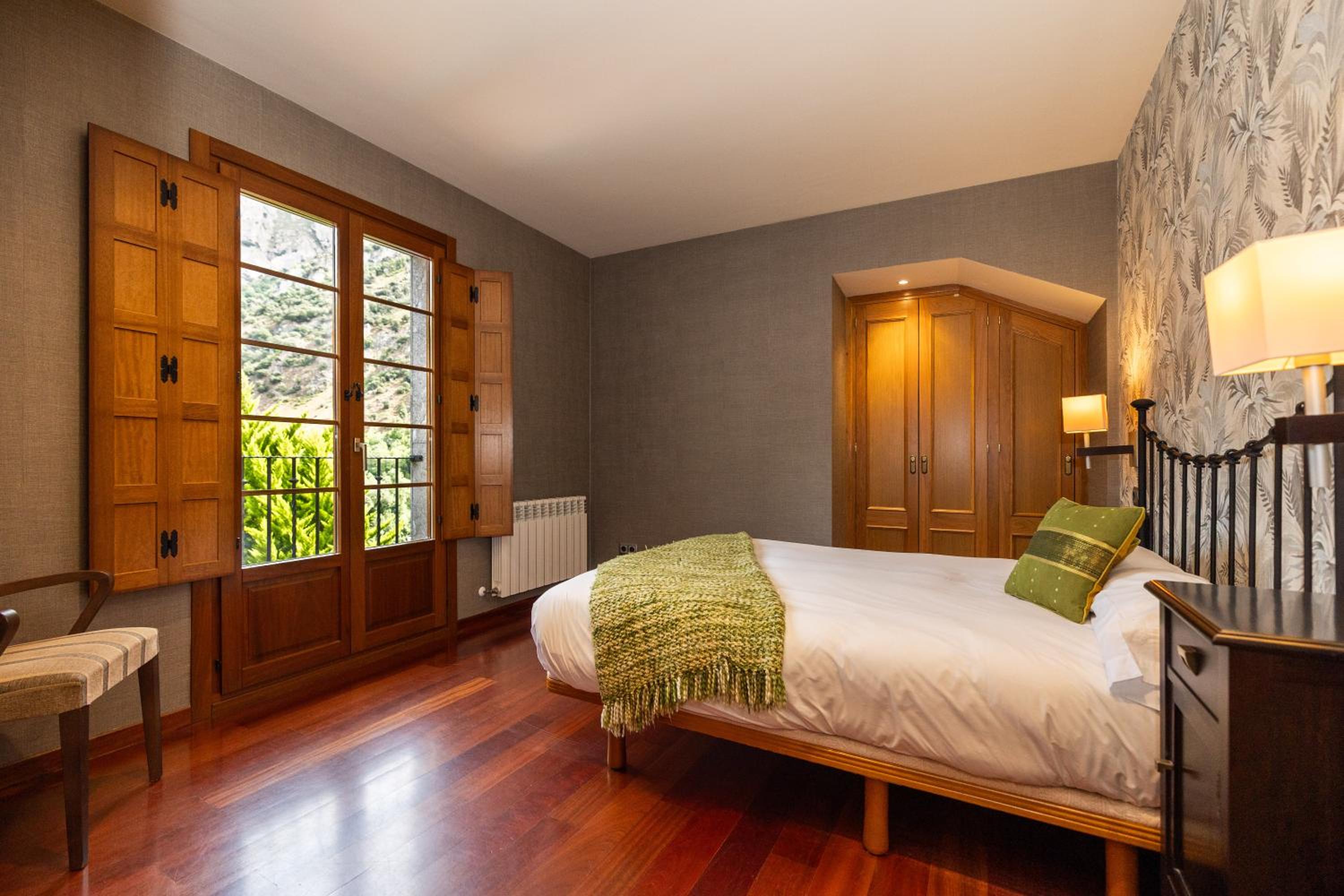 Two-Bedroom Apartment with Mountain View