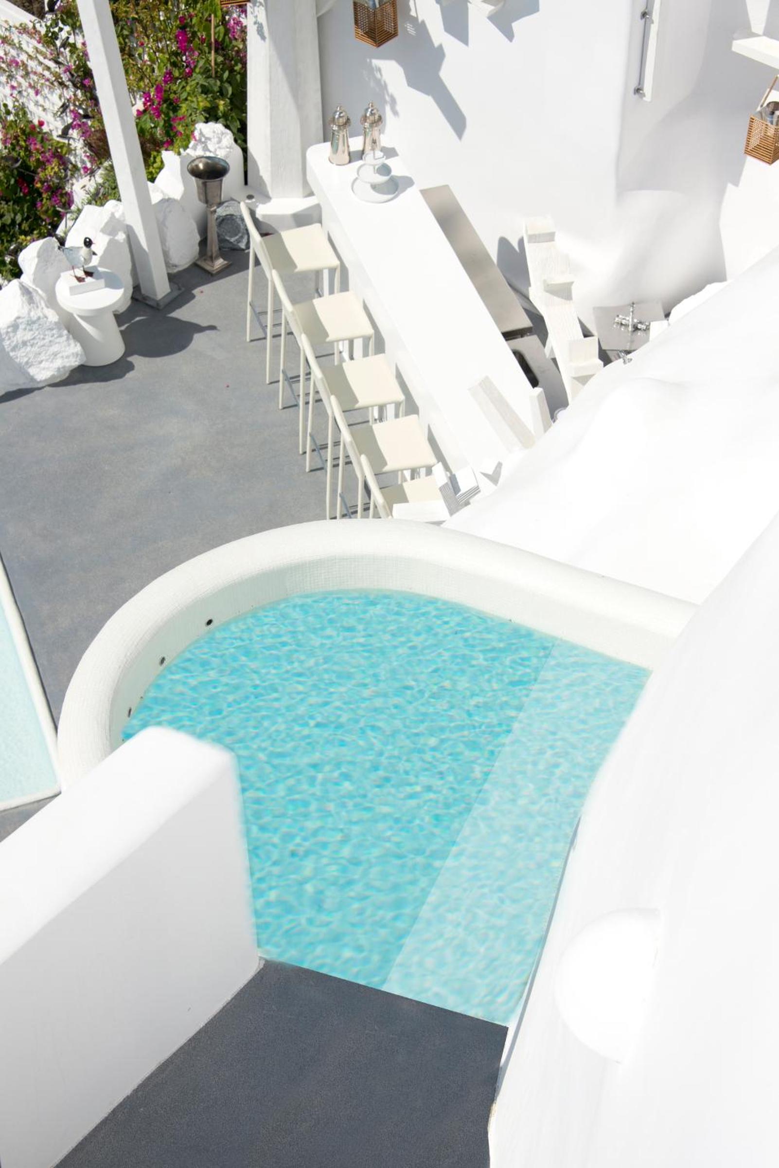 Honeymoon Suite with Outdoor Hot Tub - Photo 2