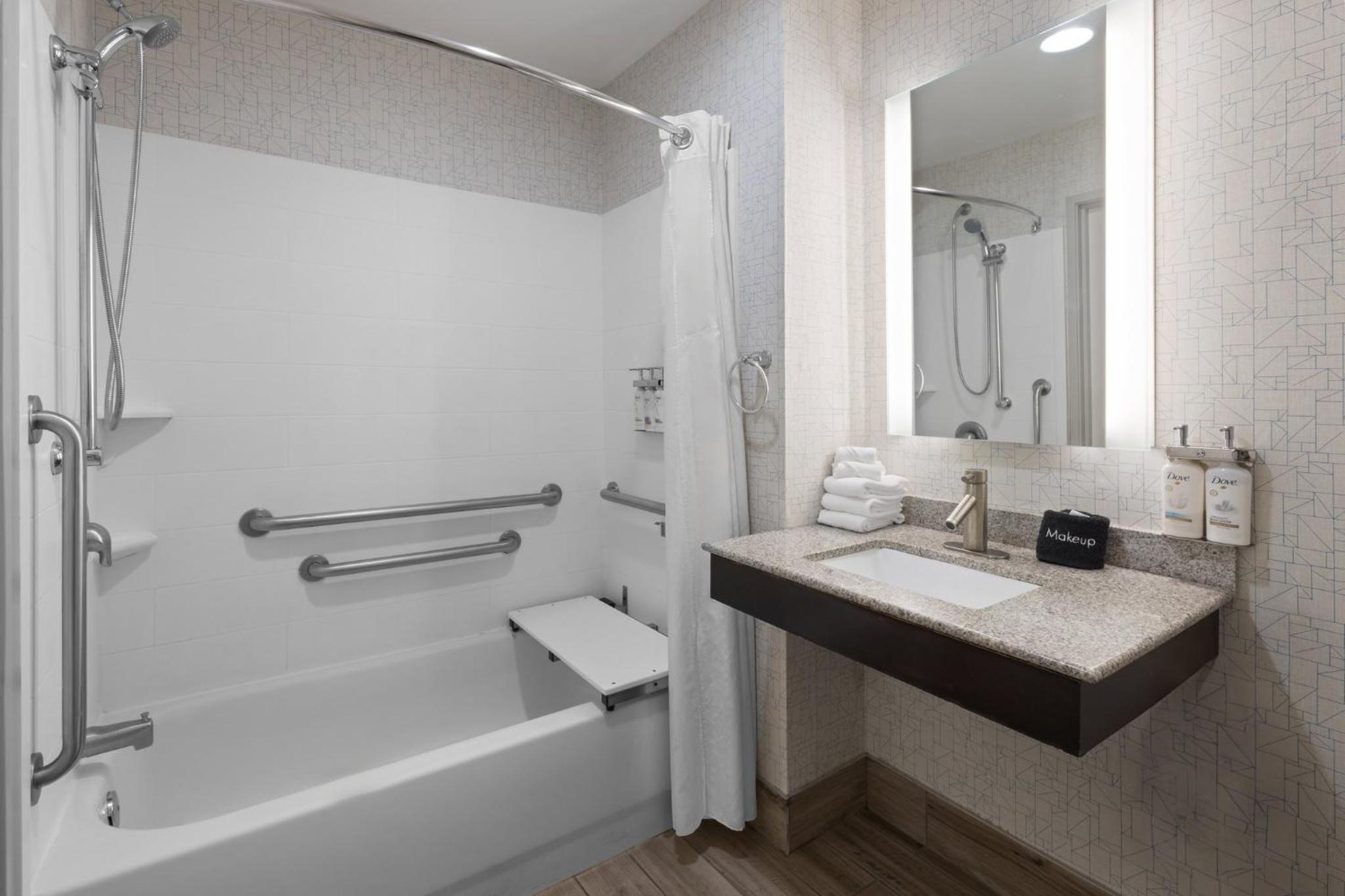 Standard Double Room with Two Double Beds and Accessible Tub - Mobility Access - Photo 3