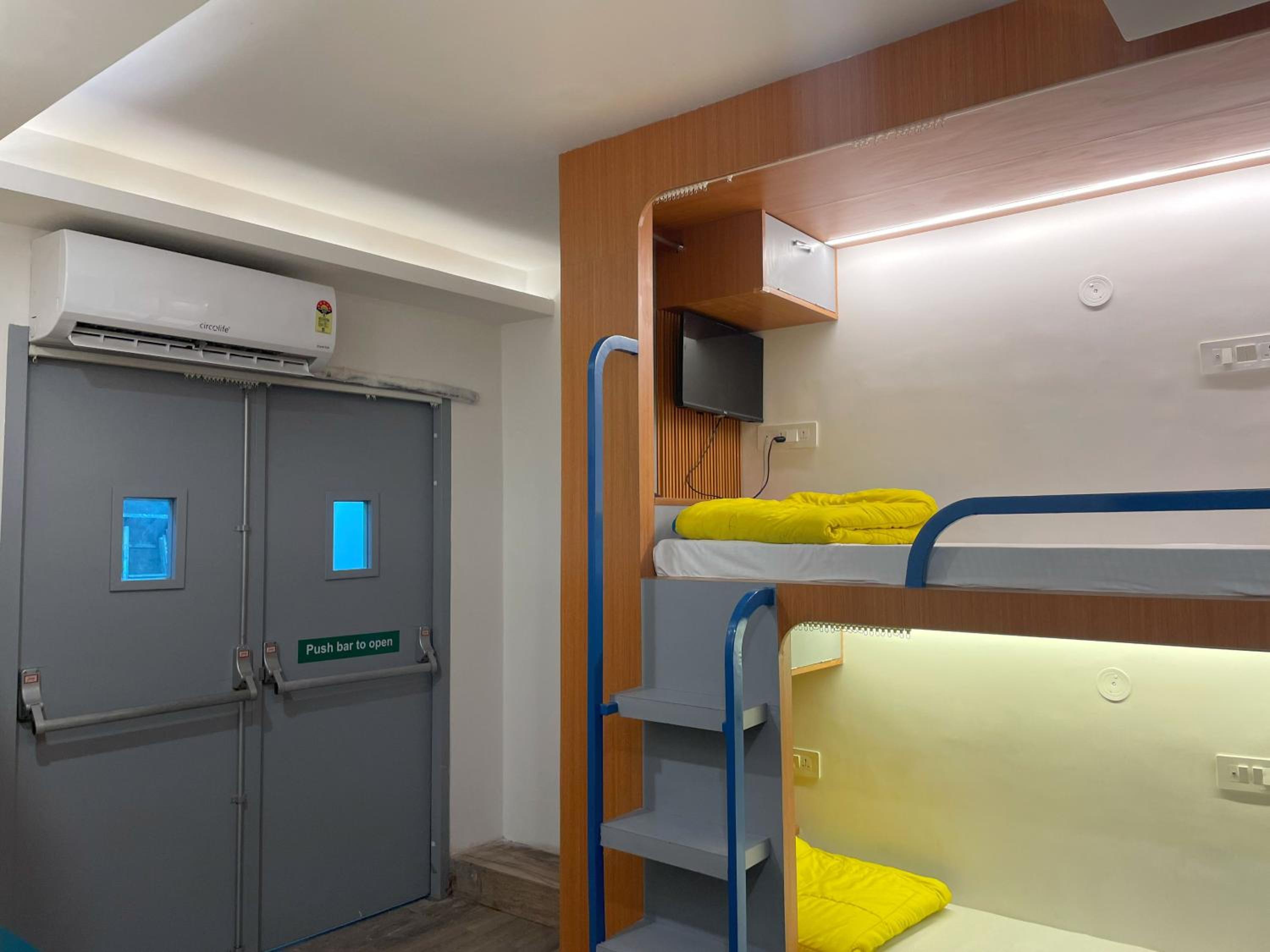Single Bed in Mixed Dormitory Room photo 1