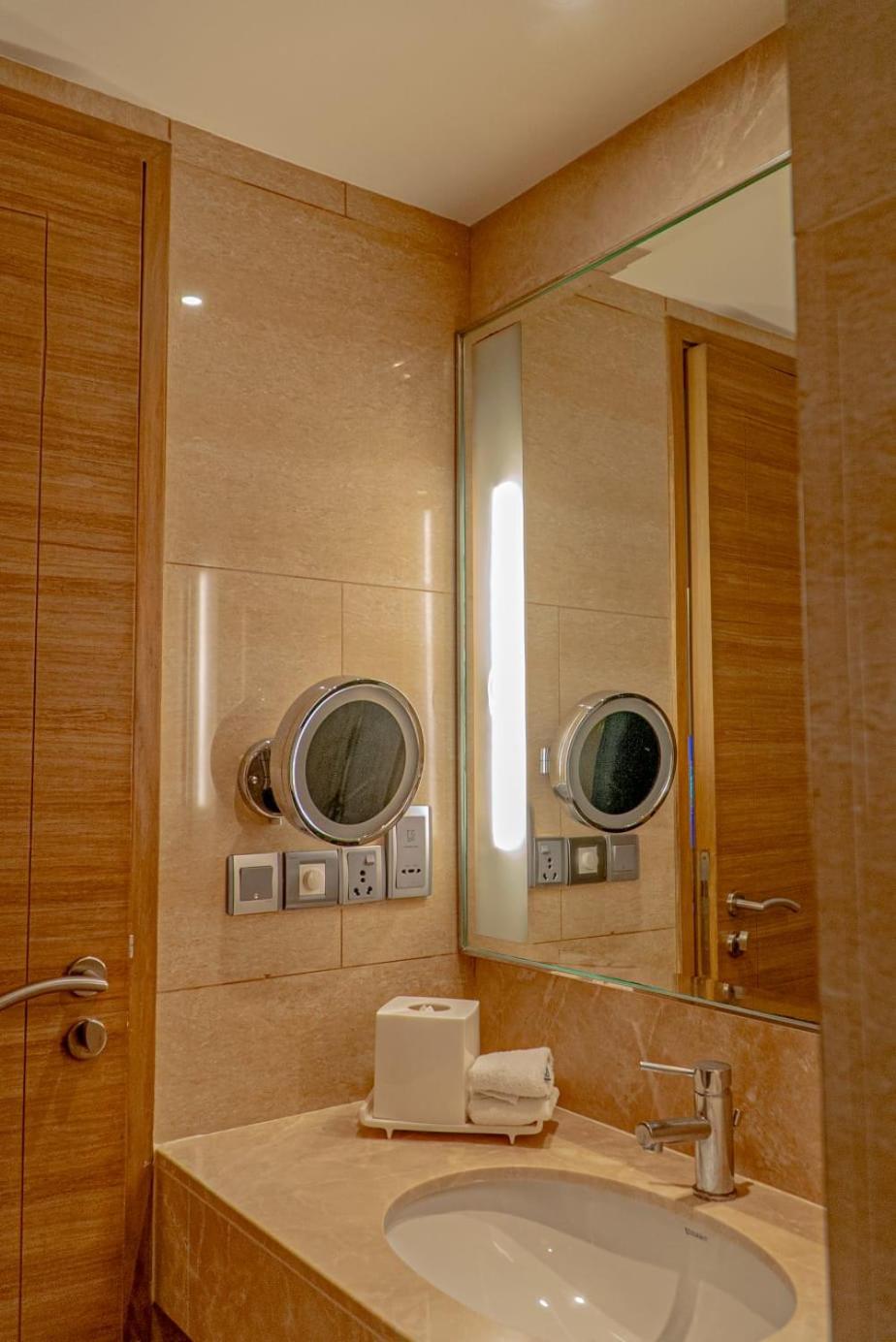 One-Bedroom Premium King Suite with Balcony One-Bedroom Premium King Suite with Balcony