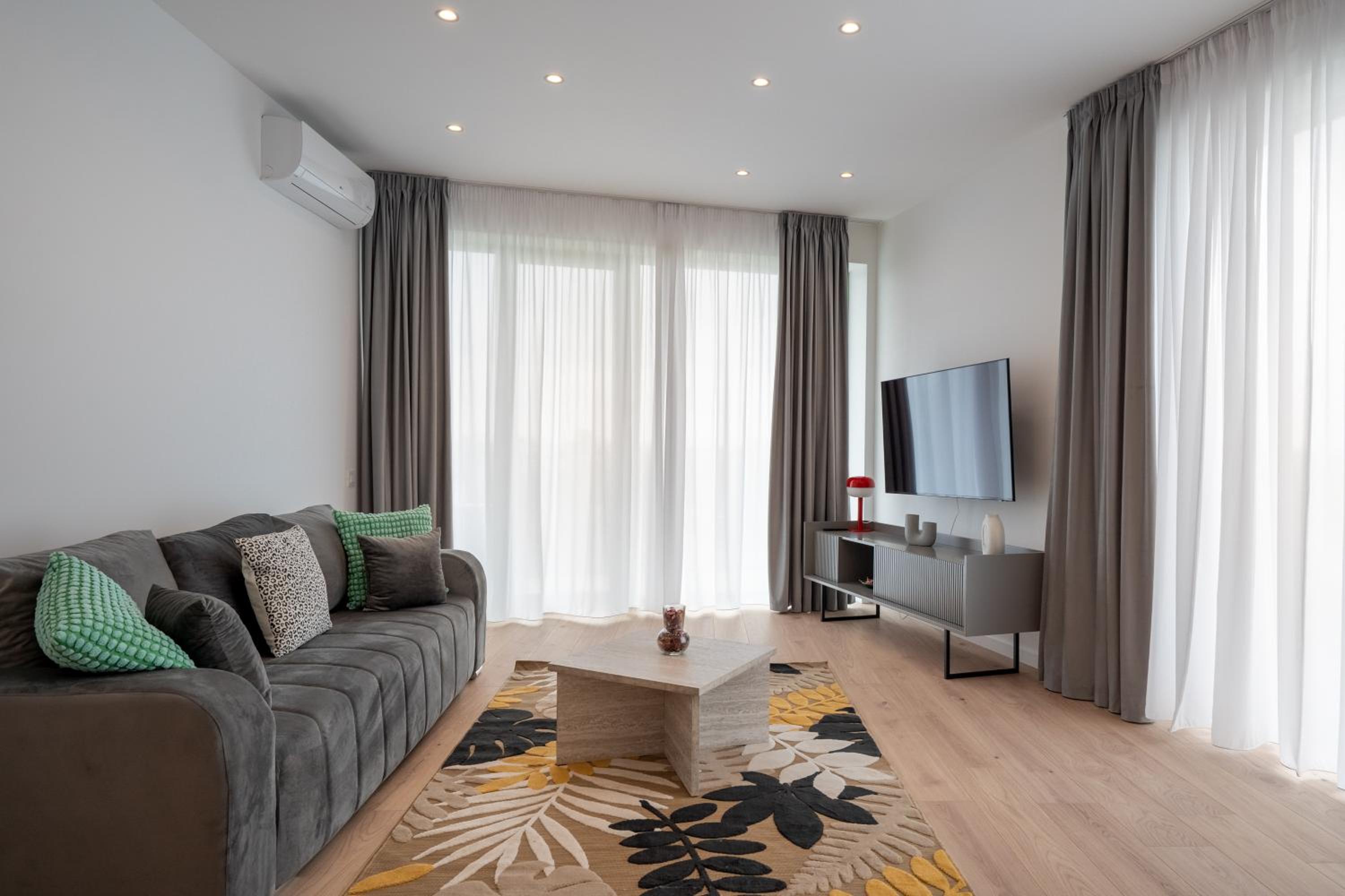 One-Bedroom Apartment with Lake View