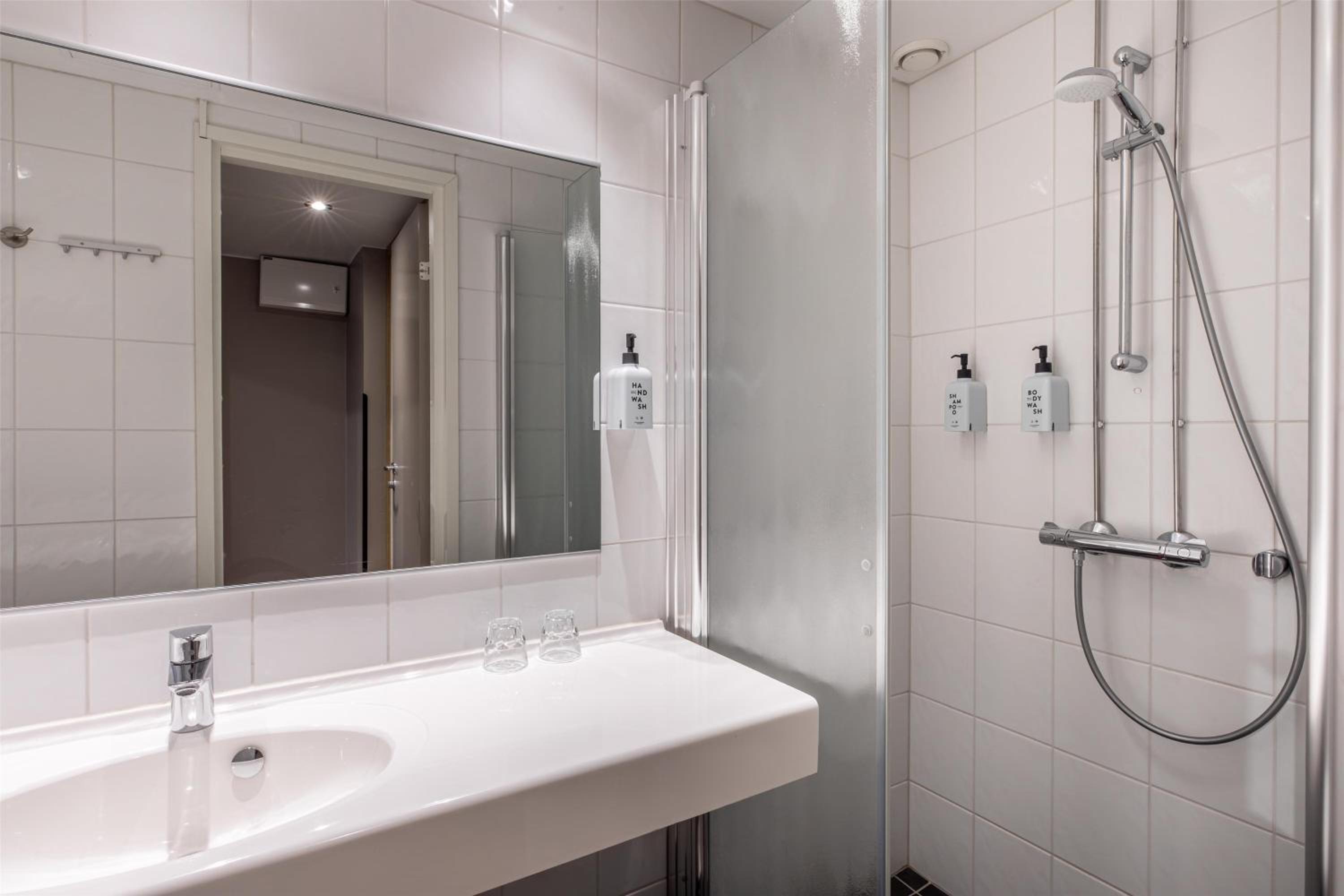 Standard King Room - Photo 4