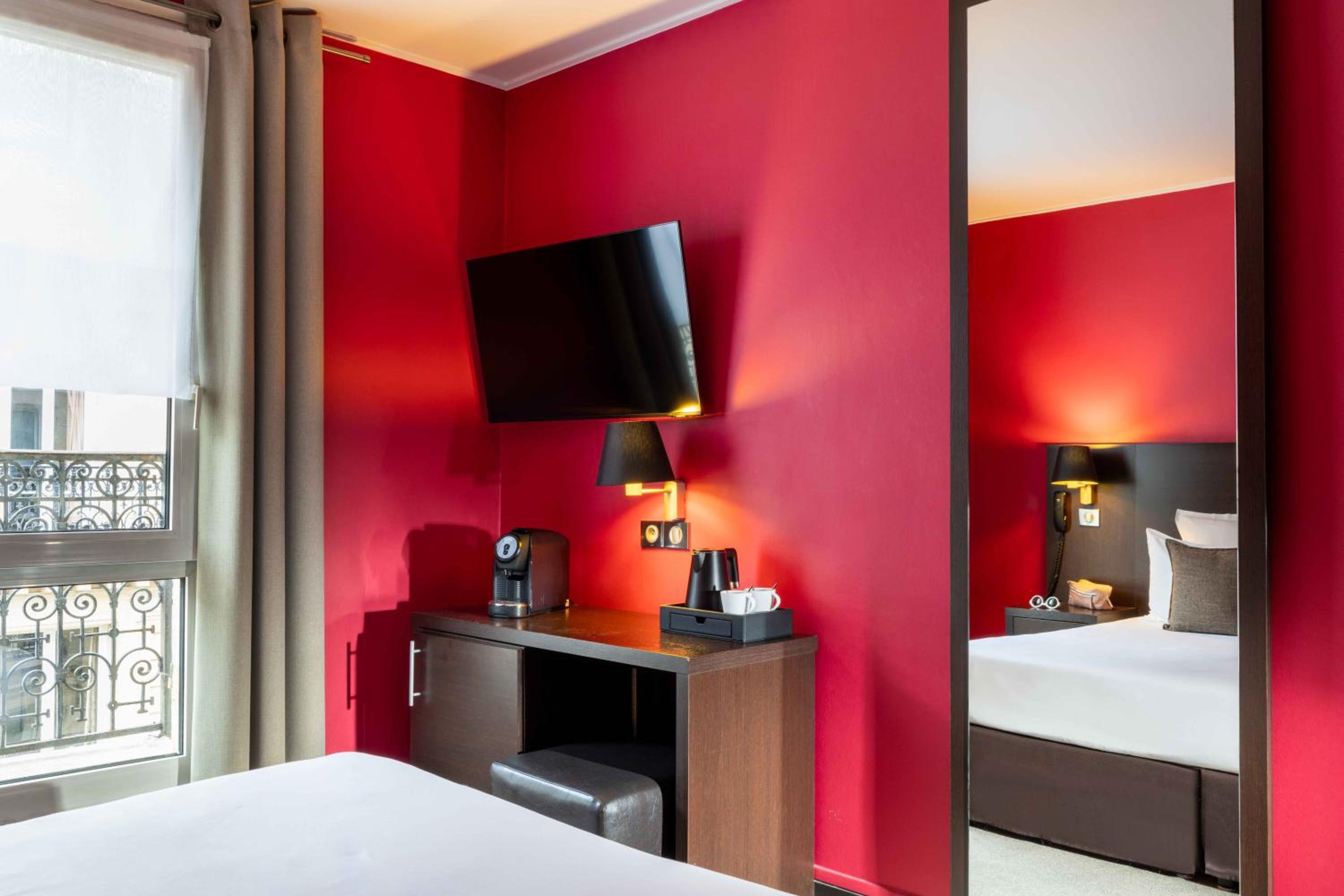 Superior Twin Room thumbnail 5