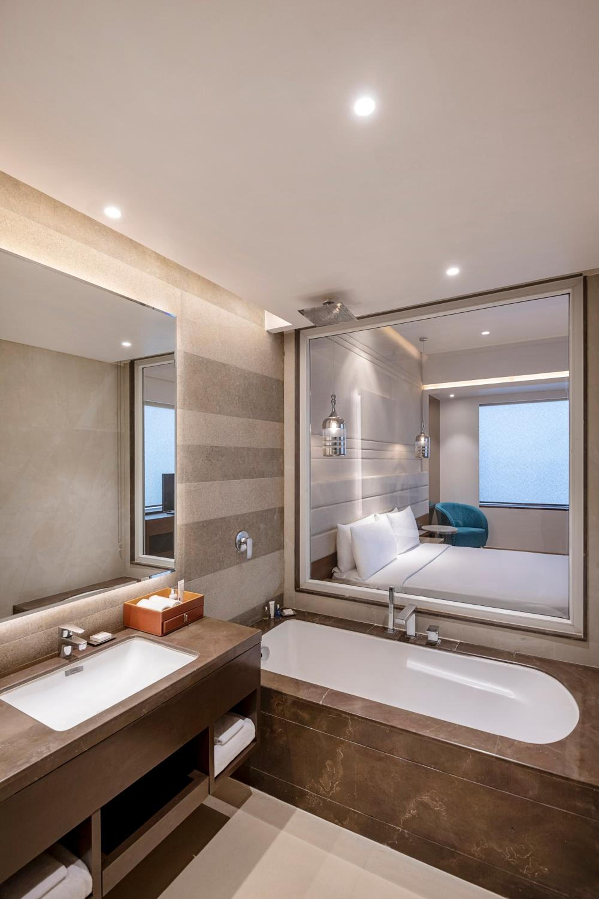 Deluxe Room - 1+1 on selected brands during Happy hours (6pm to 8pm) at Sky Grill bar, 20% discount on F&B amd Concierge ((Airport/Railway station/office Etc.. pickup & Drop ). - Photo 3
