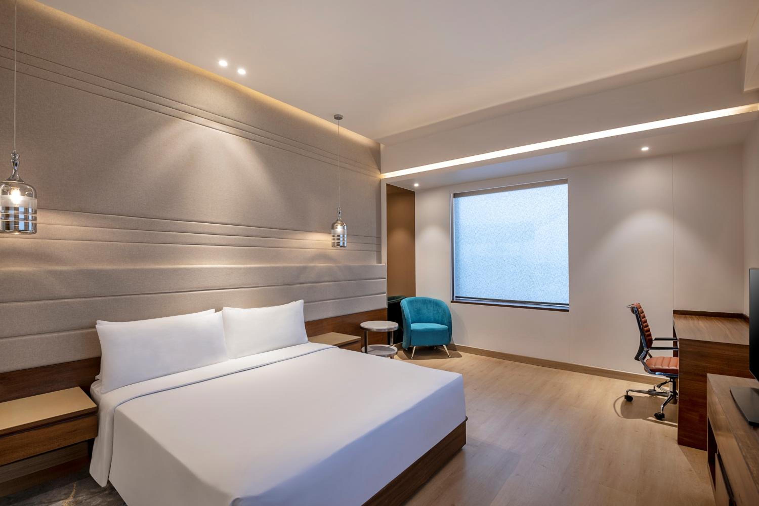 Deluxe Room - 1+1 on selected brands during Happy hours (6pm to 8pm) at Sky Grill bar, 20% discount on F&B amd Concierge ((Airport/Railway station/office Etc.. pickup & Drop ). - Photo 4