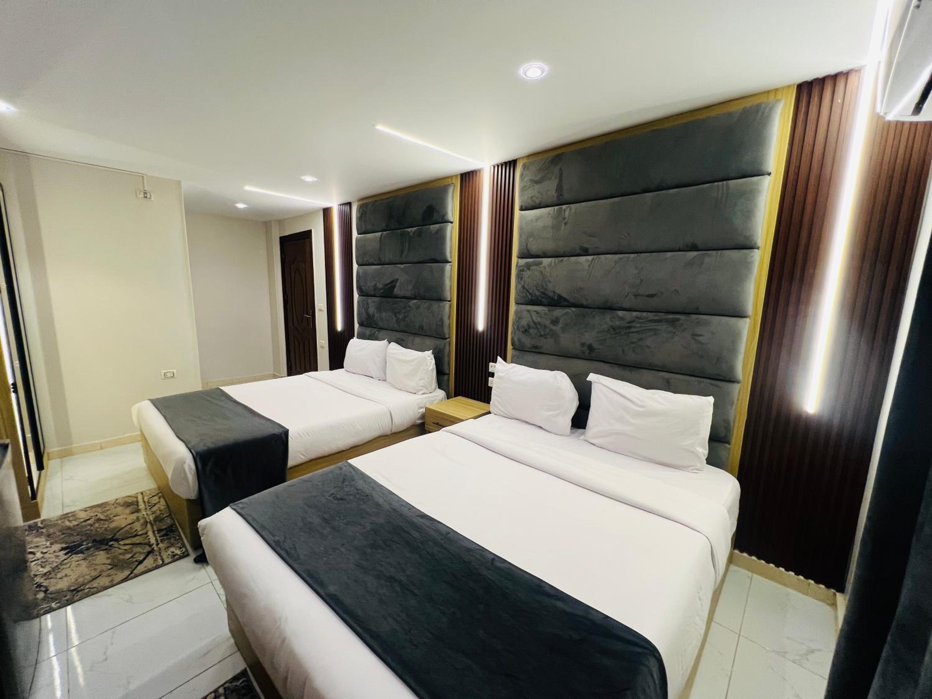 Deluxe Family Room