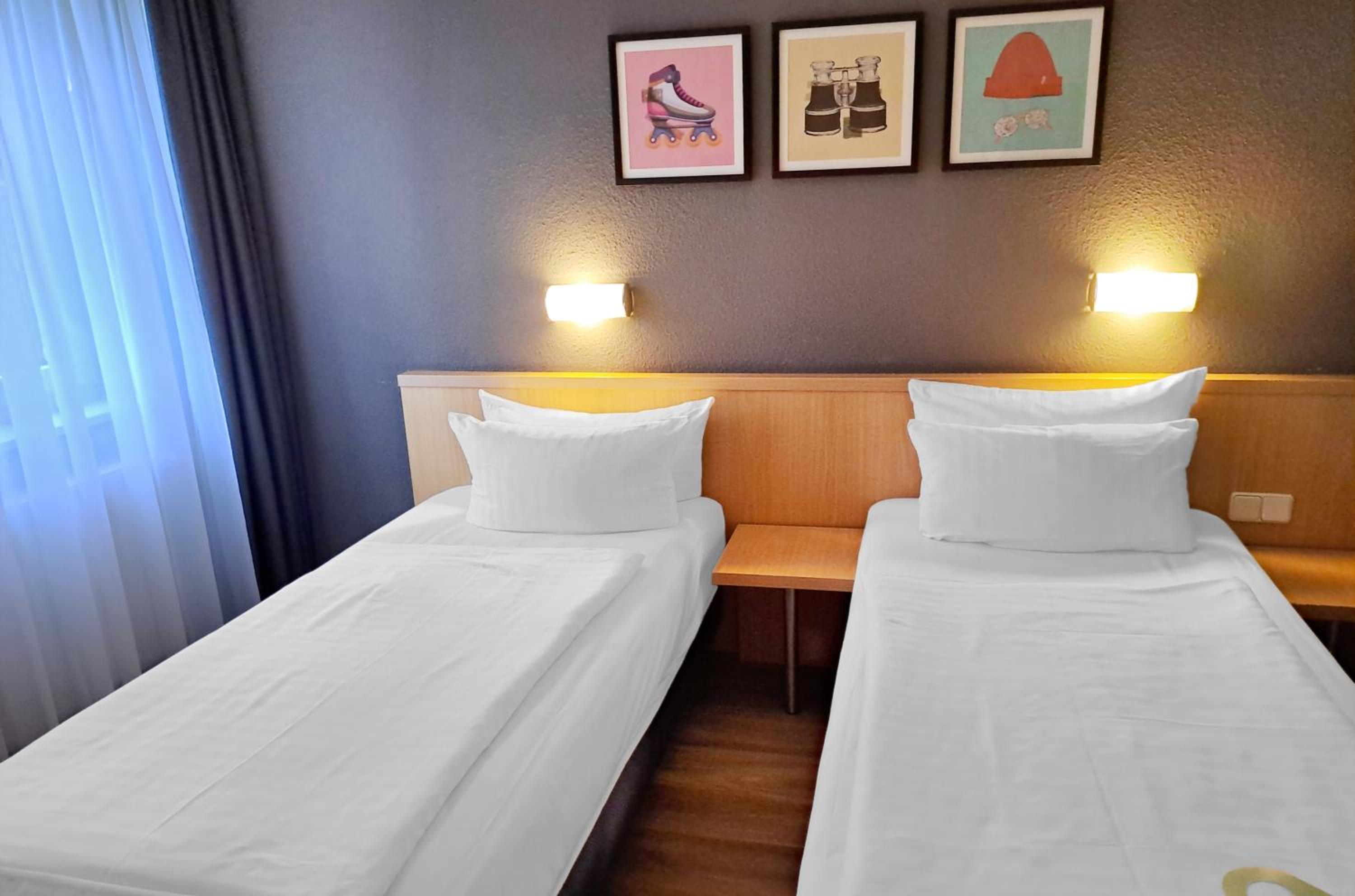 Standard Twin Room with Extra Bed photo 2