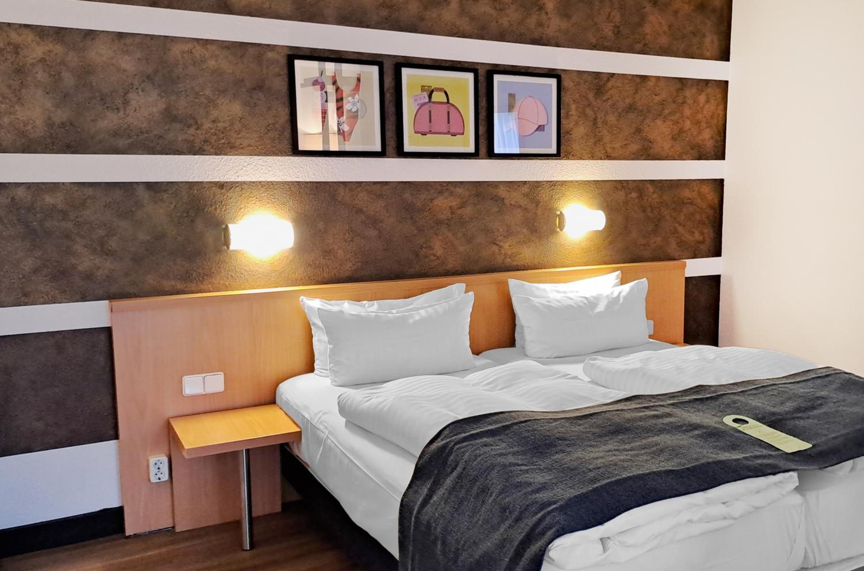 Premium Twin Room with Sofa Bed - Photo 1