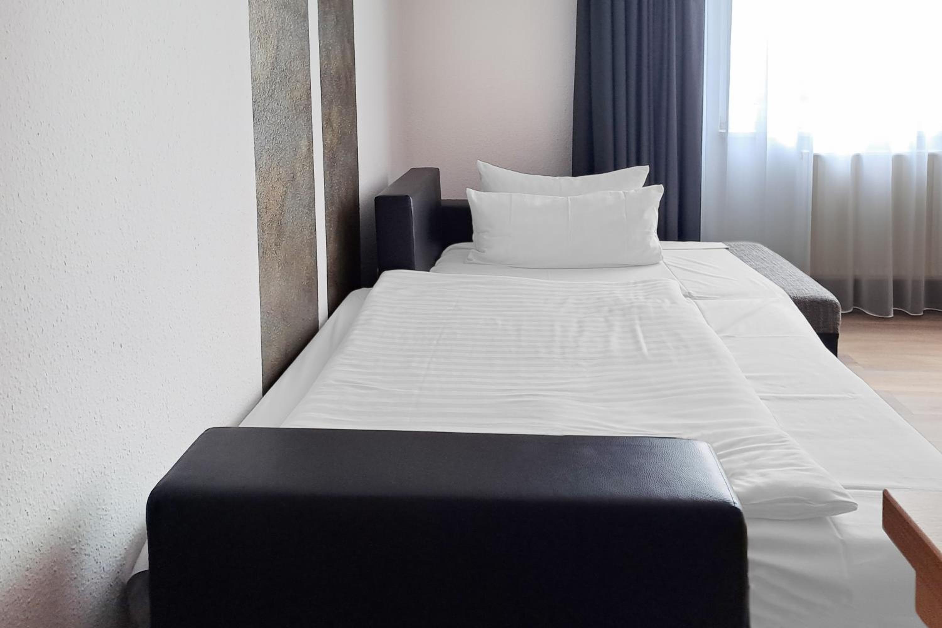 Premium Twin Room with Sofa Bed - Photo 2