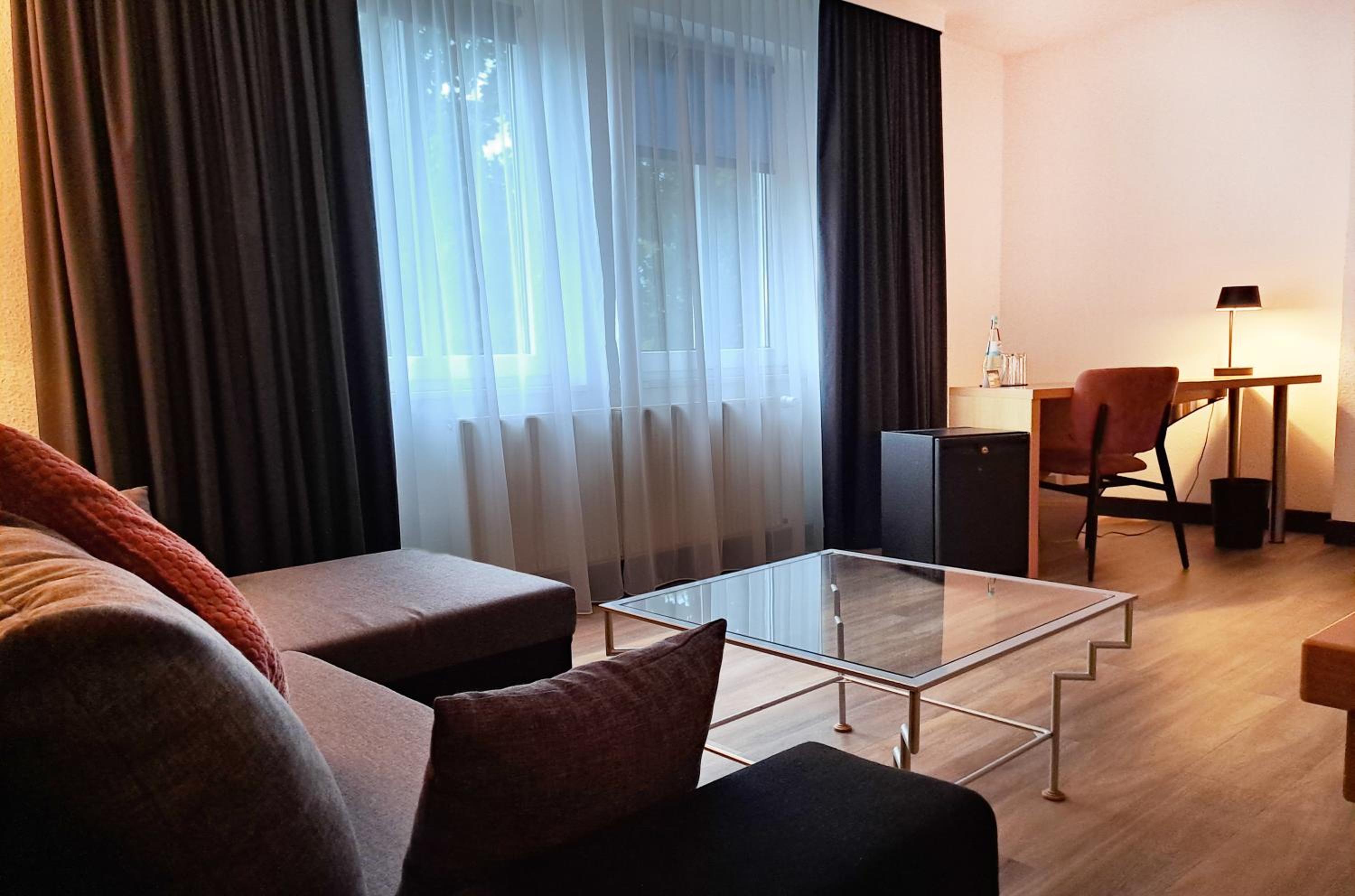 Premium Twin Room with Sofa Bed - Photo 4