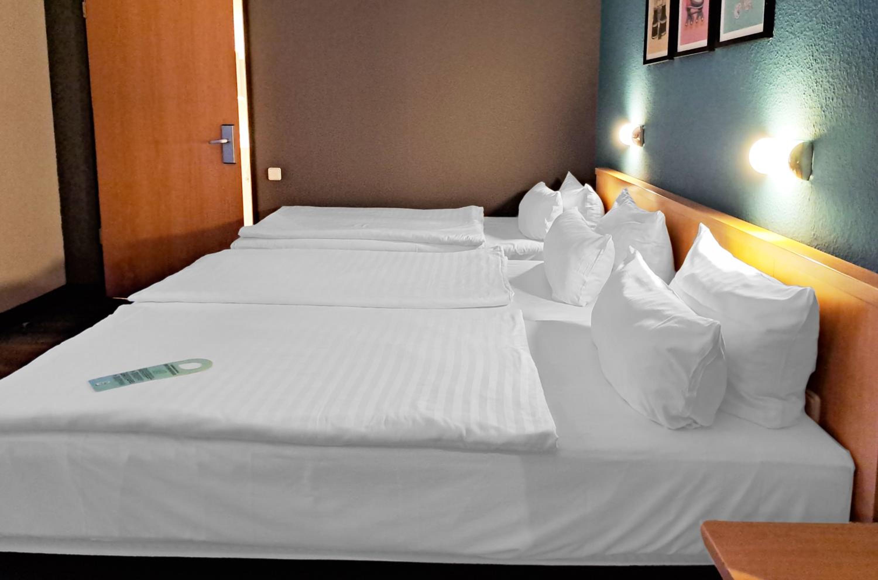 Standard Room with Three Single Beds - Accessible - Photo 1