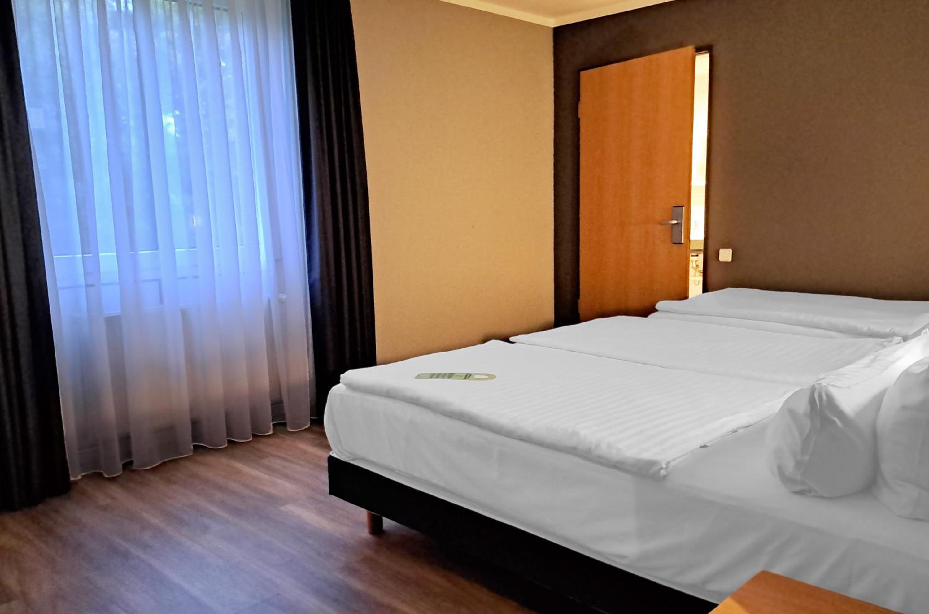 Standard Room with Three Single Beds - Accessible - Photo 2
