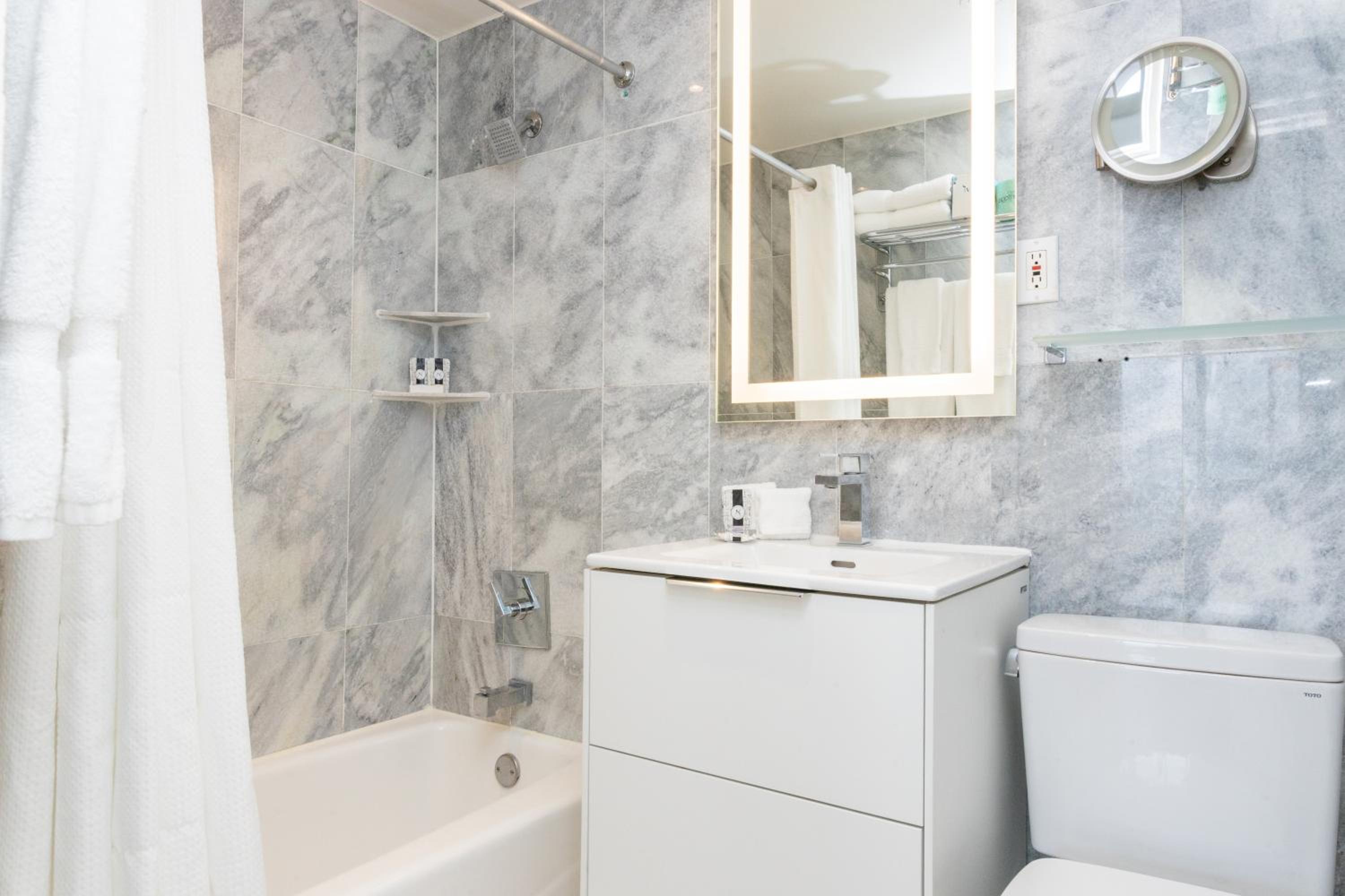 Deluxe Oceanfront Double Queen with Balcony - Photo 1