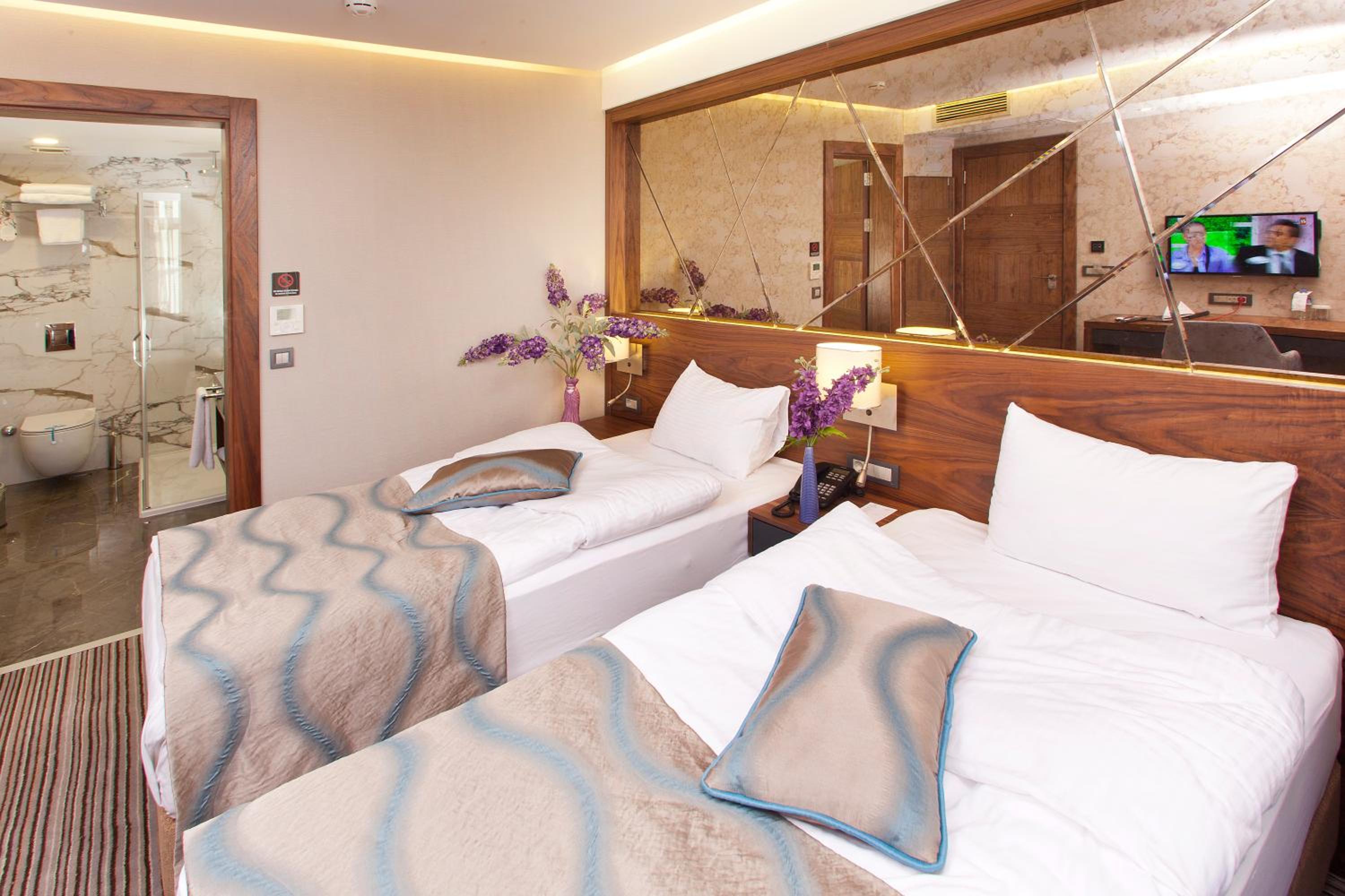 Small Twin Room - Photo 11