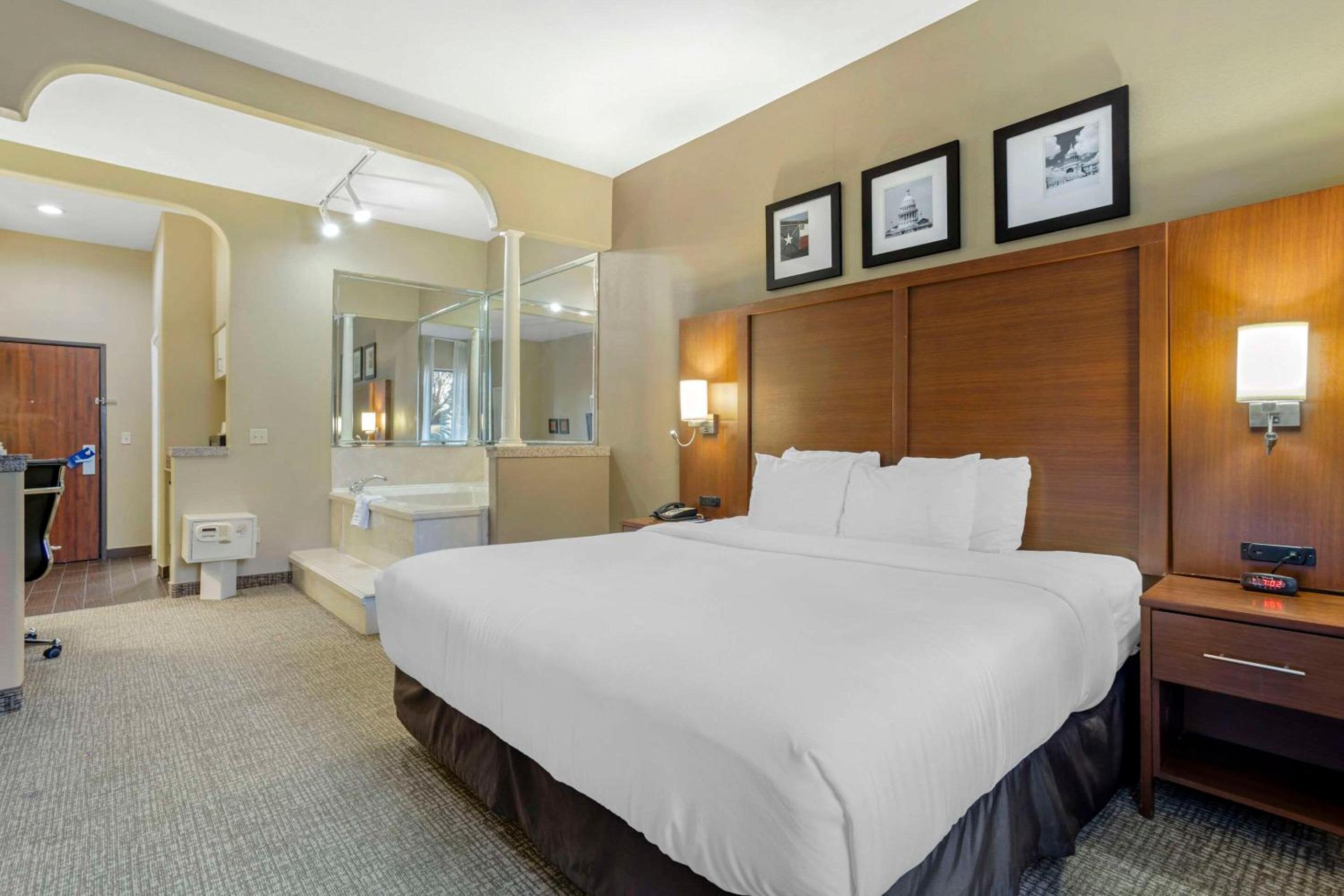 King Suite - Accessible/Non-Smoking