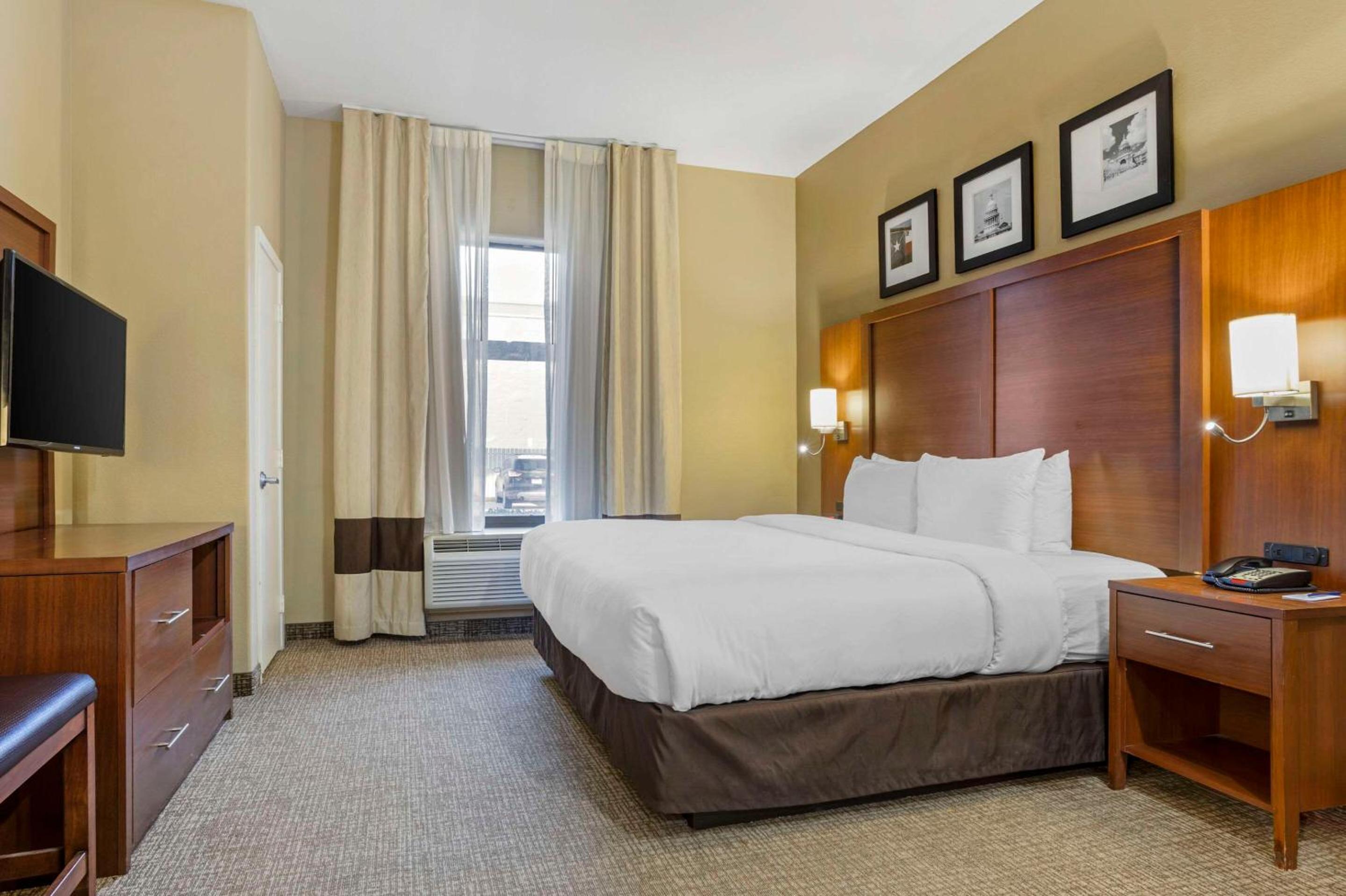 King Suite with Sofa-Bed - Accessible/Non-Smoking