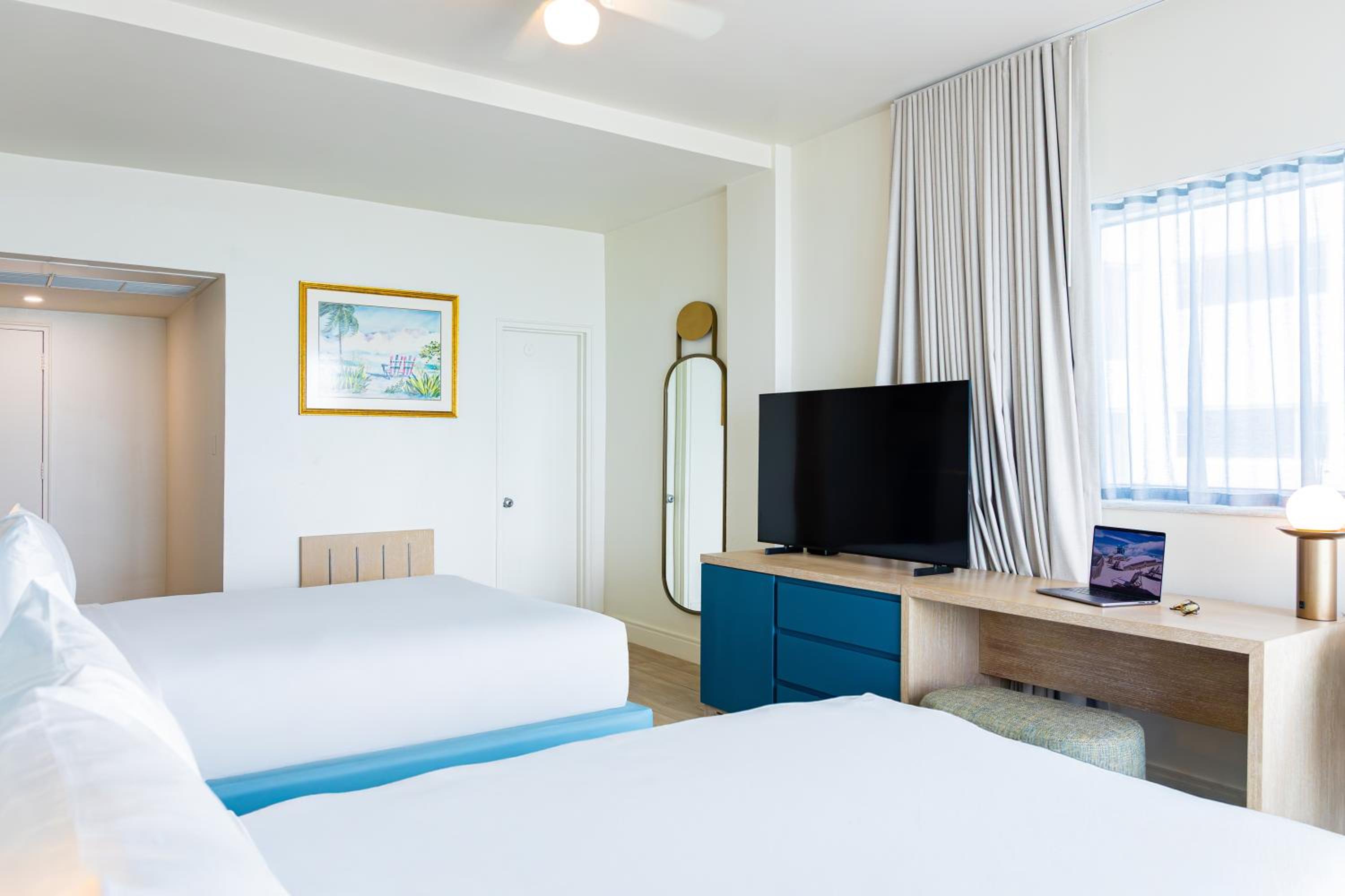 Deluxe Oceanfront Double Queen with Balcony - Photo 4