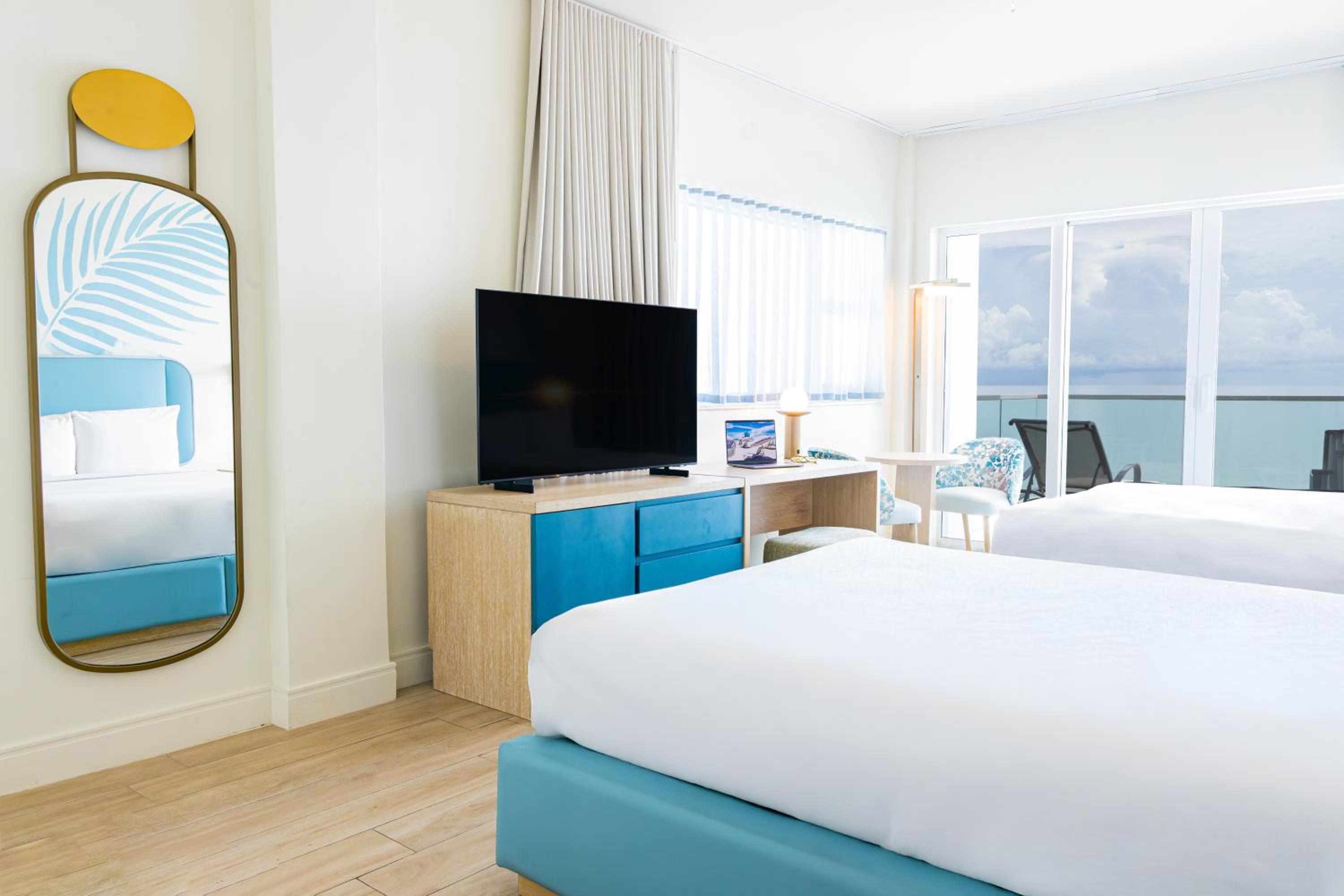 Deluxe Oceanfront Double Queen with Balcony - Photo 3