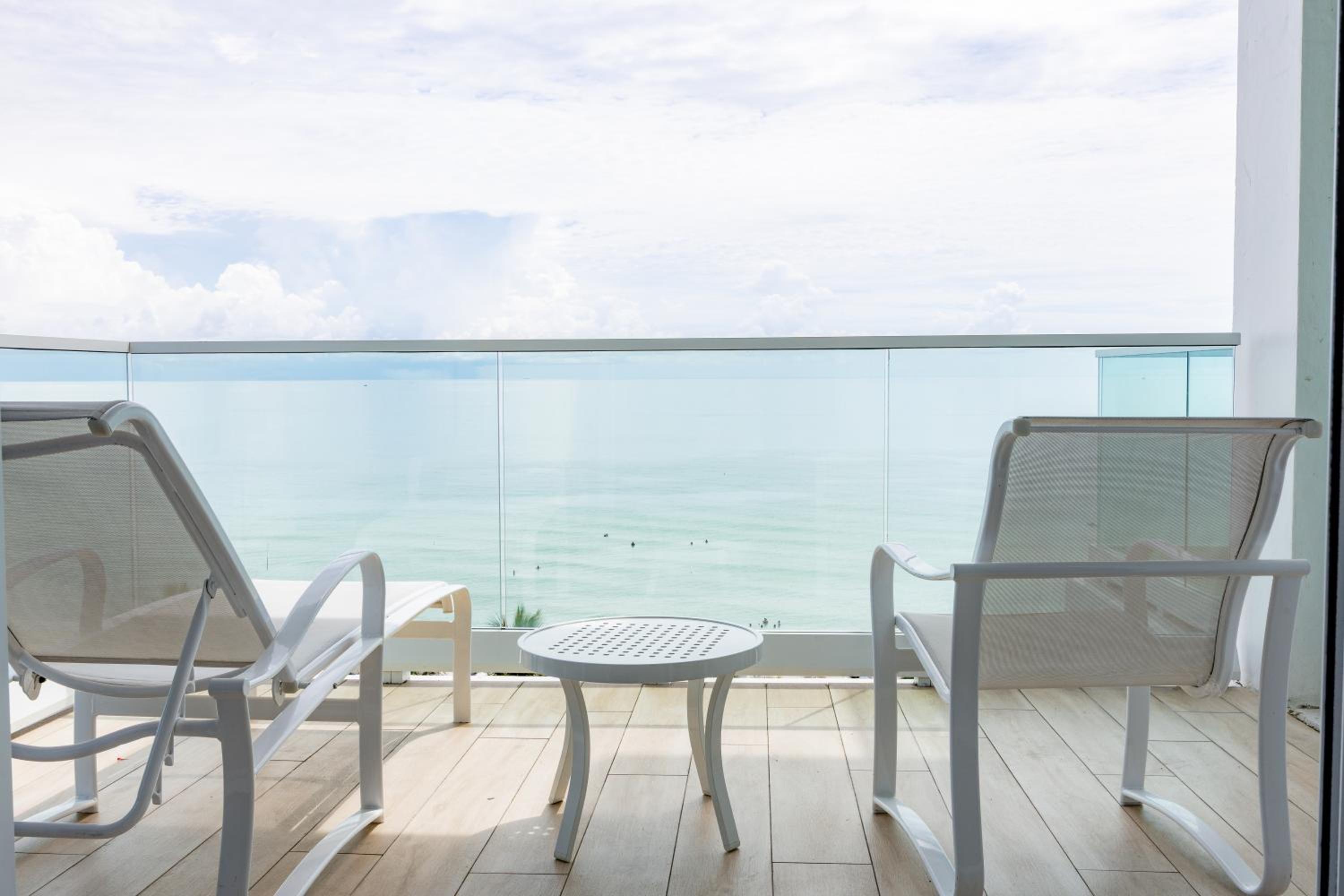 Deluxe Oceanfront Double Queen with Balcony - Photo 2