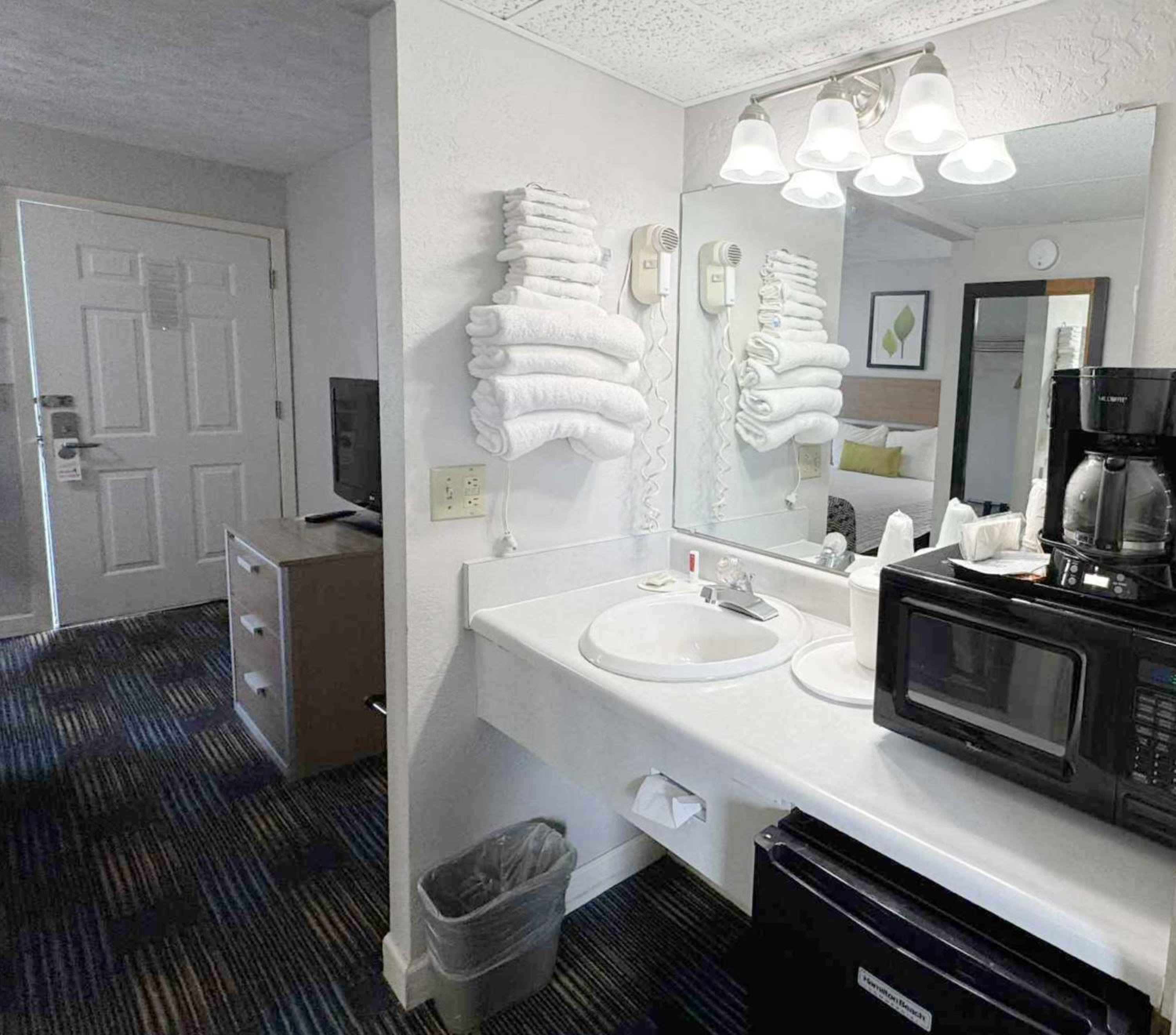 Deluxe Queen Room - Photo 7
