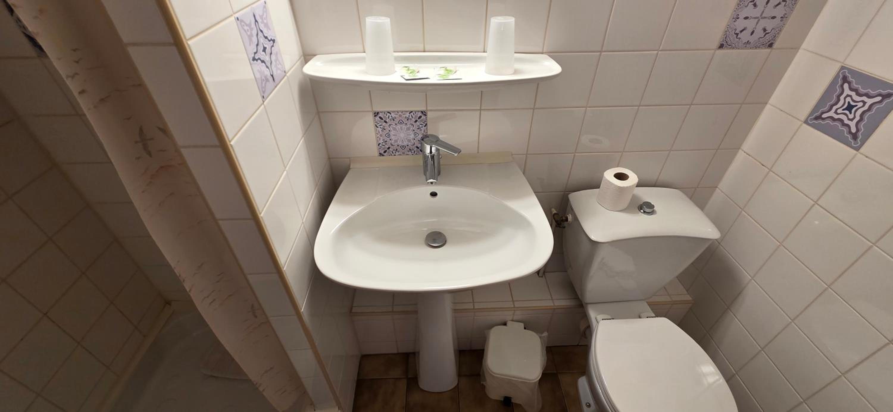 Standard Twin Room - Photo 3