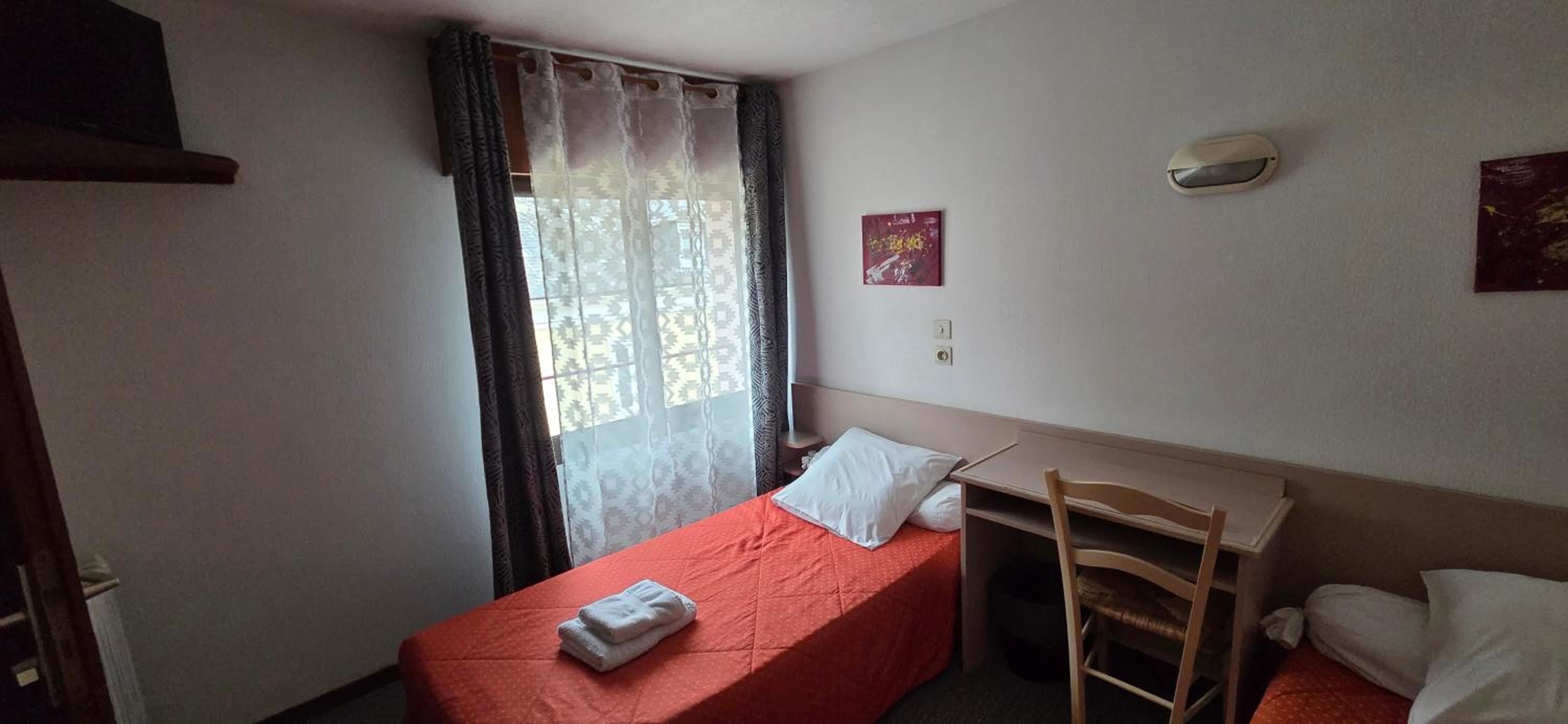Standard Twin Room - Photo 4