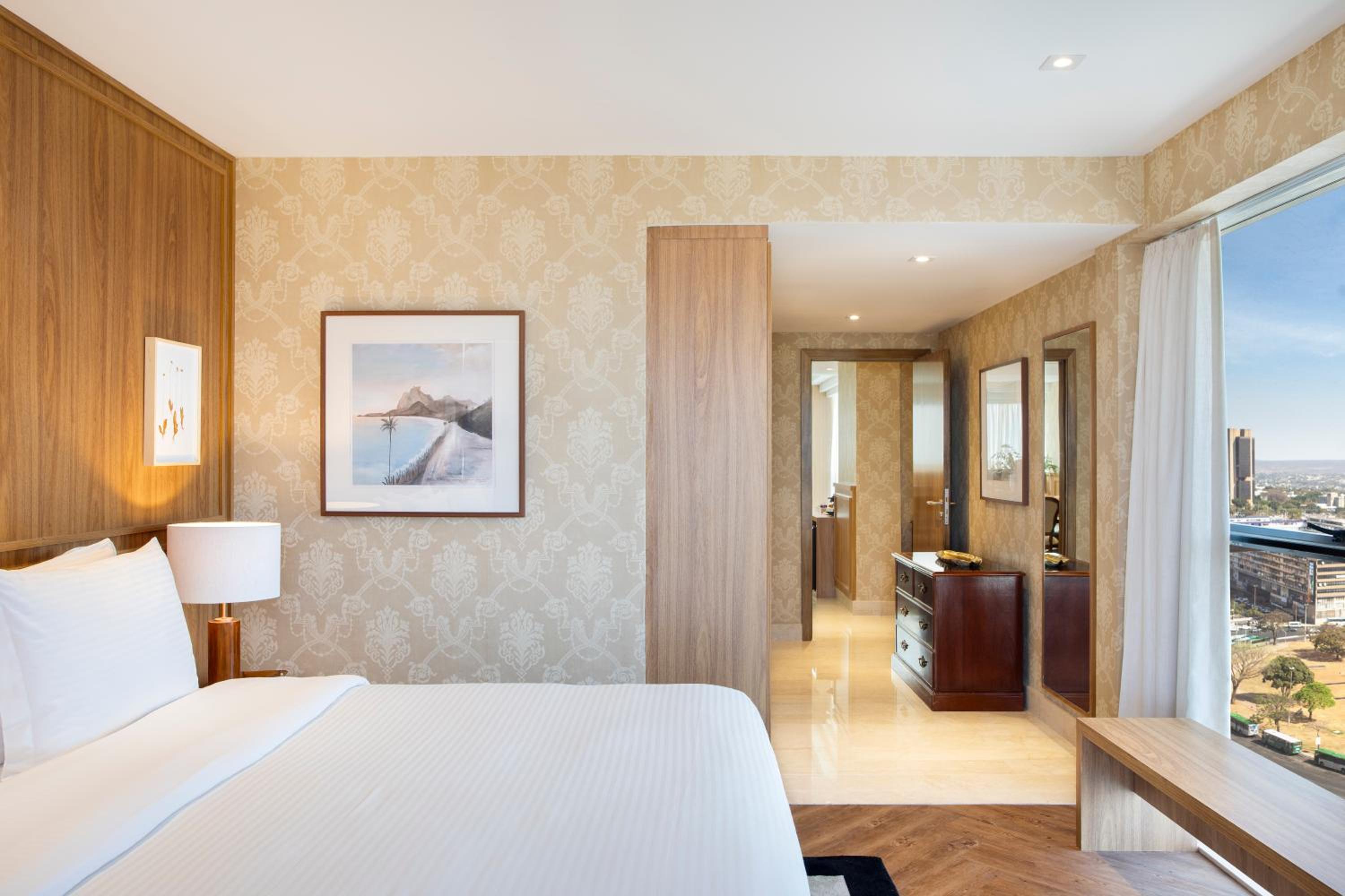Suite with City View thumbnail 5